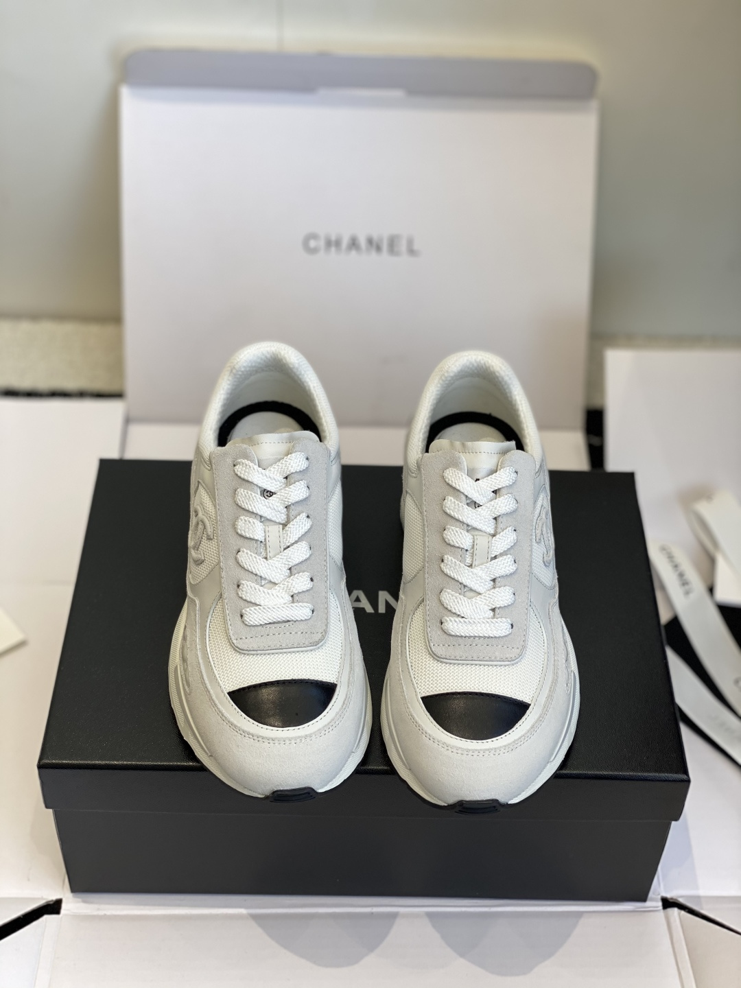 NO:592233,Dongguan purchasing agent grade (Official website sync box packaging) Chanel Chanel 25K black and white panda color matching thick heel high heel sneakers original purchase and development production Xiaoxiang C Home counter another super hot style, loved by Internet celebrity bloggers and ladies, various praises on social platforms, super popular, high quality, breathable and super spring and summer, seeing this issue always arouses the inner desire of fashionable girls. Latest suede material, classic black and white color matching  The upper foot is fashionable and easy to take care of. Fabric: Original customized imported first-layer cowhide. Customized imported breathable mesh lining. Original open-molded non-slip rubber sole. Heel height 4CM. Size: 35-40 (custom-made in 40 units, non-returnable), casual shoes/sports shoes, chanel, chanel, chanel, sneakers, cowhide, chamois leather.19860909东莞代购级（官网同步盒包装） Chanel香奈儿 25K 黑白熊猫配色 粗跟 高跟 运动鞋 原版购入开发 做货 小香 C家 专柜又一超级大爆款,网红博主小姐姐们的挚爱,社交平台的各种夸赞,人气超高质感透气超级春夏,看到这期总能唤起少女内心对时髦的诉求 最新麂皮材质 经典黑白配色 上脚时髦感十足 容易打理 面料:原版定制进口头层牛皮 内里定制进口透气网里 鞋底原版开模防滑橡胶材质 跟高4CM Size : 35-40（40订做不退换）,休闲鞋/运动鞋,chanel,chanel,chanel,sneakers,cowhide,chamois leather,Women's Shoes