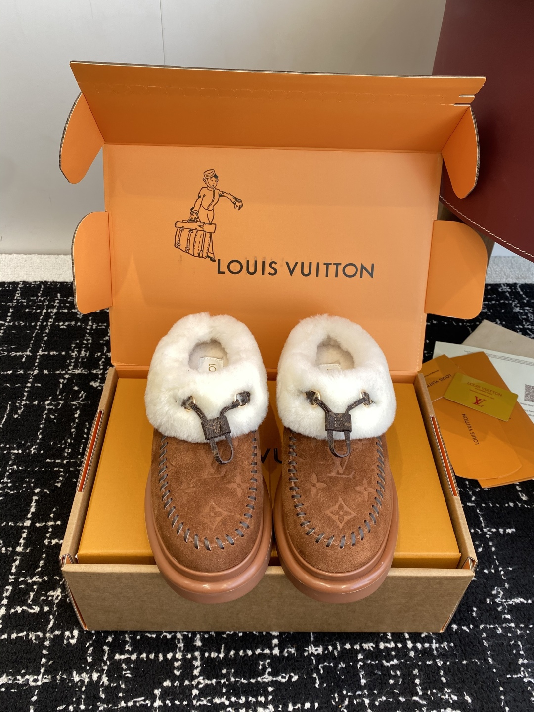 NO:592211,Purchasing agent-level shoes and boots Louis Vuitton LV's latest autumn and winter cute wool half-flop shoes snow boots Birkenstock shoes body type, integrating fashionable and desired elements!  The uppers are hand-sewn with leather strips, highlighting the charm of handmade work. The inner lining is made of fur, so it doesn’t feel too comfortable to wear. Wear it with socks and it looks great!  Colorado suede cow leather has a velvet texture and is paired with a soft and warm shearling lining. The LV letter stitching on the upper and the inscribed buckle on the adjustable shoelaces enrich the brand details. The lightweight micro outsole completes the trendy style. The sole is made of foam material and feels light and comfortable on the feet!  Perfect work for autumn and winter!  Size35-41 (40 41 customized, non-refundable), single snow boots, louis vuitton, louis vuitton, boots, cowhide, socks19860909代购级 单鞋 靴 Louis Vuitton lv最新秋冬可爱 羊毛 半拖 单鞋 雪地靴 勃肯鞋型体,把时髦想要的元素融为一体！ 鞋面用皮条纯手工缝制,彰显手工作品的魅力 内里皮毛一体材质,穿起来不要太舒服呀、配个袜子穿、好看死了！ Colorado 绒面牛皮革呈现丝绒质感,搭配柔暖羊毛皮内衬.鞋面的LV字母缝线和可调节鞋带的铭纹搭扣共同丰富品牌细节,轻盈微型外底完善潮流格调. 鞋底发泡材质的,脚感轻盈舒适！ 秋冬满分 作品！ Size35-41（40 41订做不退换）,单鞋雪地靴,louis vuitton,louis vuitton,boots,cowhide,socks,Women's Shoes