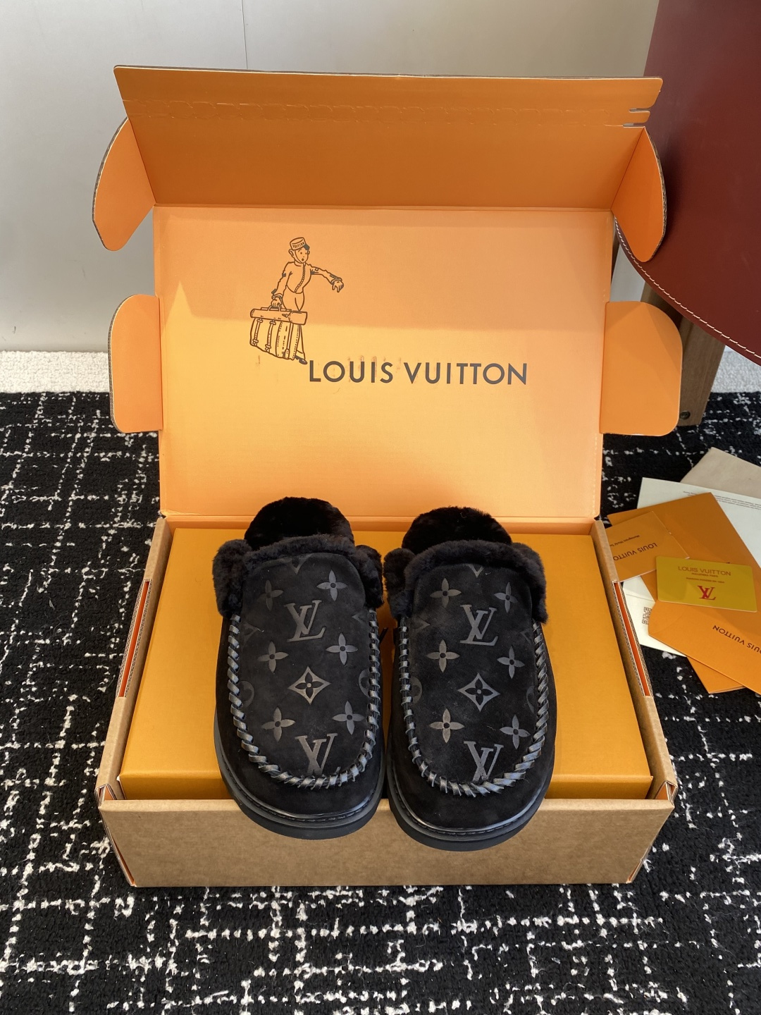 NO:592217,Purchasing agent Louis Vuitton lv's latest autumn and winter cute wool, half-flop, single shoes, snow boots, Birkenstock shoe body, integrating fashionable and desired elements!  The uppers are hand-sewn with leather strips, highlighting the charm of handmade work. The inner lining is made of fur, so it doesn’t feel too comfortable to wear. Wear it with socks and it looks great!  Colorado suede cow leather has a velvet texture and is paired with a soft and warm shearling lining. The LV letter stitching on the upper and the inscribed buckle on the adjustable shoelaces enrich the brand details. The lightweight micro outsole completes the trendy style. The sole is made of foam material and feels light and comfortable on the feet!  Perfect work for autumn and winter!  Size35-41 (40 41 custom-made, non-returnable), half-flop furry shoes, louis vuitton, louis vuitton, boots, cowhide, socks19860909代购级 Louis Vuitton lv最新秋冬可爱 羊毛 半拖 单鞋 雪地靴 勃肯鞋型体,把时髦想要的元素融为一体！ 鞋面用皮条纯手工缝制,彰显手工作品的魅力 内里皮毛一体材质,穿起来不要太舒服呀、配个袜子穿、好看死了！ Colorado 绒面牛皮革呈现丝绒质感,搭配柔暖羊毛皮内衬.鞋面的LV字母缝线和可调节鞋带的铭纹搭扣共同丰富品牌细节,轻盈微型外底完善潮流格调. 鞋底发泡材质的,脚感轻盈舒适！ 秋冬满分 作品！ Size35-41（40 41订做不退换）,半拖毛毛鞋,louis vuitton,louis vuitton,boots,cowhide,socks,Women's Shoes