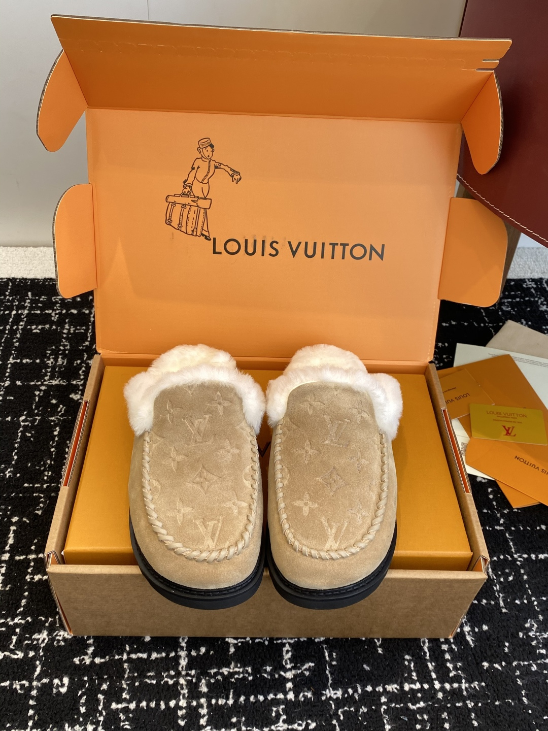NO:592220,Purchasing agent-grade half-flop Louis Vuitton LV's latest autumn and winter cute wool half-flop single shoes snow boots Birkenstock shoe body, integrating fashionable and desired elements!  The uppers are hand-sewn with leather strips, highlighting the charm of handmade work. The inner lining is made of fur, so it doesn’t feel too comfortable to wear. Wear it with socks and it looks great!  Colorado suede cow leather has a velvet texture and is paired with a soft and warm shearling lining. The LV letter stitching on the upper and the inscribed buckle on the adjustable shoelaces enrich the brand details. The lightweight micro outsole completes the trendy style. The sole is made of foam material and feels light and comfortable on the feet!  Perfect work for autumn and winter!  Size35-41 (40 41 custom-made, non-returnable), half-flop furry shoes, louis vuitton, louis vuitton, boots, cowhide, socks19860909代购级半拖 Louis Vuitton lv最新秋冬可爱 羊毛 半拖 单鞋 雪地靴 勃肯鞋型体,把时髦想要的元素融为一体！ 鞋面用皮条纯手工缝制,彰显手工作品的魅力 内里皮毛一体材质,穿起来不要太舒服呀、配个袜子穿、好看死了！ Colorado 绒面牛皮革呈现丝绒质感,搭配柔暖羊毛皮内衬.鞋面的LV字母缝线和可调节鞋带的铭纹搭扣共同丰富品牌细节,轻盈微型外底完善潮流格调. 鞋底发泡材质的,脚感轻盈舒适！ 秋冬满分 作品！ Size35-41（40 41订做不退换）,半拖毛毛鞋,louis vuitton,louis vuitton,boots,cowhide,socks,Women's Shoes
