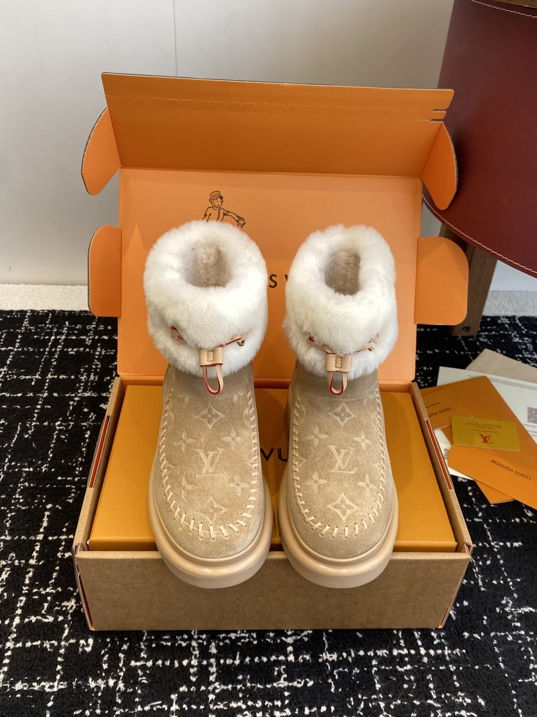 NO:592214,Purchasing level shoes, boots, Louis Vuitton LV latest autumn and winter cute wool, half-flop, single shoes, snow boots, Birkenstock shoe body, integrating fashionable and desired elements!  The uppers are hand-sewn with leather strips, highlighting the charm of handmade work. The inner lining is made of fur, so it doesn’t feel too comfortable to wear. Wear it with socks and it looks great!  Colorado suede cow leather has a velvet texture and is paired with a soft and warm shearling lining. The LV letter stitching on the upper and the inscribed buckle on the adjustable shoelaces enrich the brand details. The lightweight micro outsole completes the trendy style. The sole is made of foam material and feels light and comfortable on the feet!  Perfect work for autumn and winter!  Size35-41 (40 41 customized, non-refundable), single snow boots, louis vuitton, louis vuitton, boots, cowhide, socks19860909代购级单鞋 靴 Louis Vuitton lv最新秋冬可爱 羊毛 半拖 单鞋 雪地靴 勃肯鞋型体,把时髦想要的元素融为一体！ 鞋面用皮条纯手工缝制,彰显手工作品的魅力 内里皮毛一体材质,穿起来不要太舒服呀、配个袜子穿、好看死了！ Colorado 绒面牛皮革呈现丝绒质感,搭配柔暖羊毛皮内衬.鞋面的LV字母缝线和可调节鞋带的铭纹搭扣共同丰富品牌细节,轻盈微型外底完善潮流格调. 鞋底发泡材质的,脚感轻盈舒适！ 秋冬满分 作品！ Size35-41（40 41订做不退换）,单鞋雪地靴,louis vuitton,louis vuitton,boots,cowhide,socks,Women's Shoes