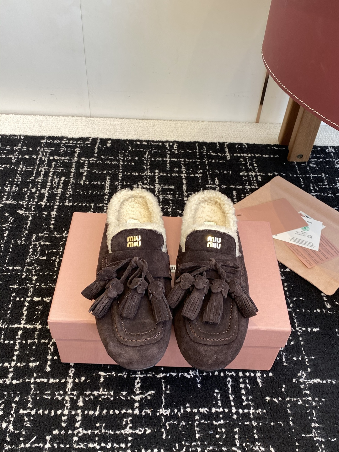 NO:592999,Purchasing agent Miu Miu 25ss autumn and winter wool tassel style half slipper. The ultra-lightweight of these loafers has been given a new interpretation in the lamb wool lining details. The leather strap and golden logo decoration embody the balance of elegance and versatility. The upper foot is very versatile and comfortable. The upper is cow suede, the lining is sheep's curly wool, and the sole is rubber non-slip. Size35-41 (40  41 Custom-made (non-refundable), semi-furry shoes, miumiu, loafers19860909代购级 Miu Miu缪缪 25ss 秋冬羊毛 流苏款 半拖 这款乐福鞋的超轻在羊羔毛内衬细节中获得了新的诠释,皮革带和金色的徽标装饰点缀体现了优雅与多功能性的平衡,上脚非常百搭舒适 鞋面牛反绒 内里羊卷毛 鞋底橡胶防滑底 Size35-41（40 41订做不退换）,半拖毛毛鞋,miumiu,loafers,Women's Shoes