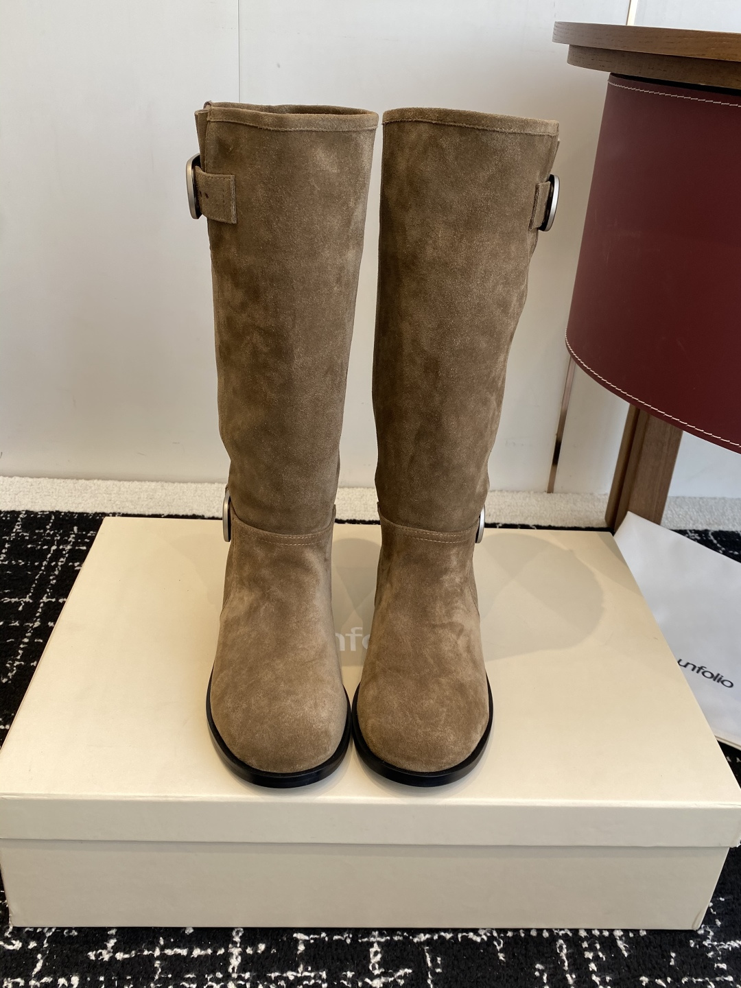 NO:592208,Purchasing agent Unfolio 25 autumn and winter new buckle heap boots, knight boots, are called the best-looking heap boots this year, without exaggeration, retro and versatile, lazy and simple, the upper is made of imported cowhide/cow suede, sheepskin lining, Italian imported injection molding outsole Size35-41 (40 41 custom-made, non-refundable), boots, boots, cowhide, sheepskin19860909代购级 Unfolio 25秋冬新款搭扣堆堆靴 骑士靴 称之为今年最好看的堆堆靴,毫不过分,复古百搭,慵懒简约 鞋面采用进口牛皮/牛反绒,羊皮内里,意大利进口注塑大底 Size35-41（40 41订做不退换）,靴子,boots,cowhide,sheepskin,Women's Shoes