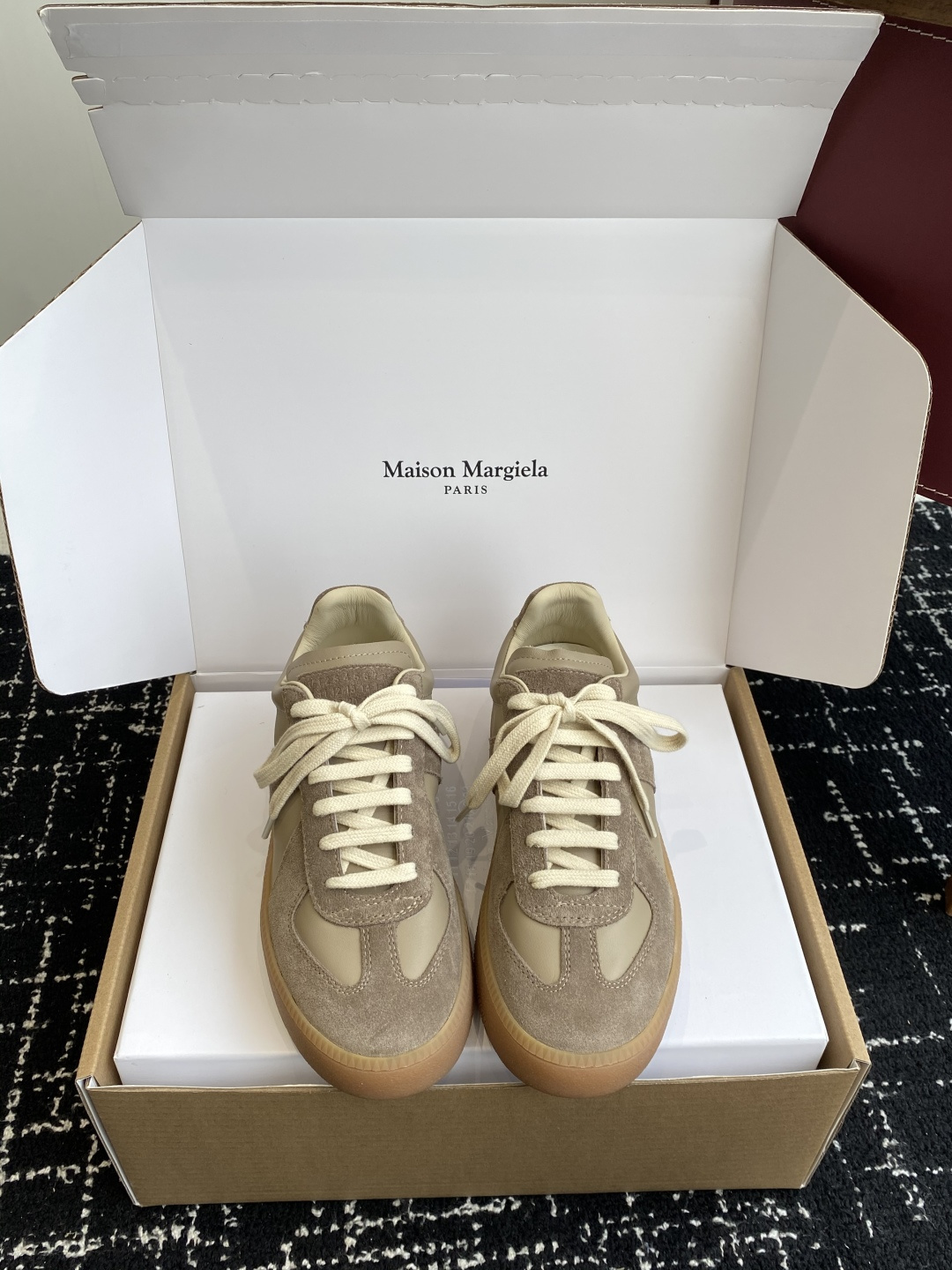 NO:592205,Dongguan purchasing agent grade (official website synchronization box packaging) MaisonMargiela MM6 Maison Margiela thick sole moral training shoes casual sports shoes original purchase and development production of genius designer brand, an affordable luxury brand  This German training shoe continues the classic T-shaped leather splicing design. It has been carefully improved many times by the design team, just to let you experience the most original military taste. Special material/cloth surface, soft and delicate features combined with fashionable cloth surface, making it super soft and comfortable, while maintaining good breathability. Comfort and texture go hand in hand, easy to wear in any combination in all seasons. The fabric is original custom-made imported cowhide, the lining is imported soft sheepskin, and the outsole is made of original open-molded rubber material with a thickness of 5CM  Size35-40 (40 orders are not returnable), casual shoes/sports shoes, masion margiela, masion margiela, sneakers, cowhide, sheepskin19860909东莞代购级（官网同步盒包装） MaisonMargiela MM6 马吉拉 厚底 德训鞋 休闲 运动鞋 原版购入开发 做货 鬼才设计师品牌,一个轻奢品牌 这一款德国训练鞋延续了经典的T形真皮拼接设计,经过设计团队多次的精心改良,只为让您体验最原始的军旅味道~材质特殊材料/布面,柔软细腻的特点与时尚潮流的布面相结合,使其既有超高的柔软舒适度,又同时保持不错的透气性能~舒适与质感并行,轻松驾驭四季穿着任何搭配 面料原版定制进口牛皮 内里进口柔软羊皮里 大底原版开模橡胶材质 底厚5CM Size35-40（40订做不退换）,休闲鞋/运动鞋,masion margiela,masion margiela,sneakers,cowhide,sheepskin,Women's Shoes