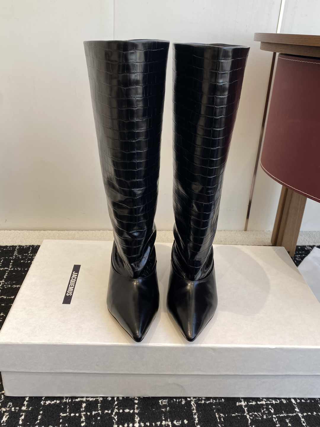 NO:592231,Purchasing agent grade Jacquemus 25ss autumn and winter new boots, the 'fashionable top student' in the black boots world, neat pointed toes + kitten heels and large boots, which make me full of aura. They are the center of attention wherever they go~ Imported suede and cowhide for the uppers, imported lambskin for the feet, imported genuine leather outsole, heel height 4.5cm, Size 35-39 (40  41 Custom-made (non-refundable), boots, cowhide, sheepskin, chamois leather, Leather soles19860909代购级 Jacquemus 25ss 秋冬 新品靴 黑色长靴界的“时髦尖子生” 利落尖头+小猫跟大靴筒太鲨我 气场直接拉满 走哪都是焦点～ 鞋面进口麂皮.牛皮 垫脚进口小羊皮 大底进口真皮大底 跟高4.5cm Size35-39（40 41订做不退换）,靴子,boots,cowhide,sheepskin,chamois leather,Leather soles,Women's Shoes