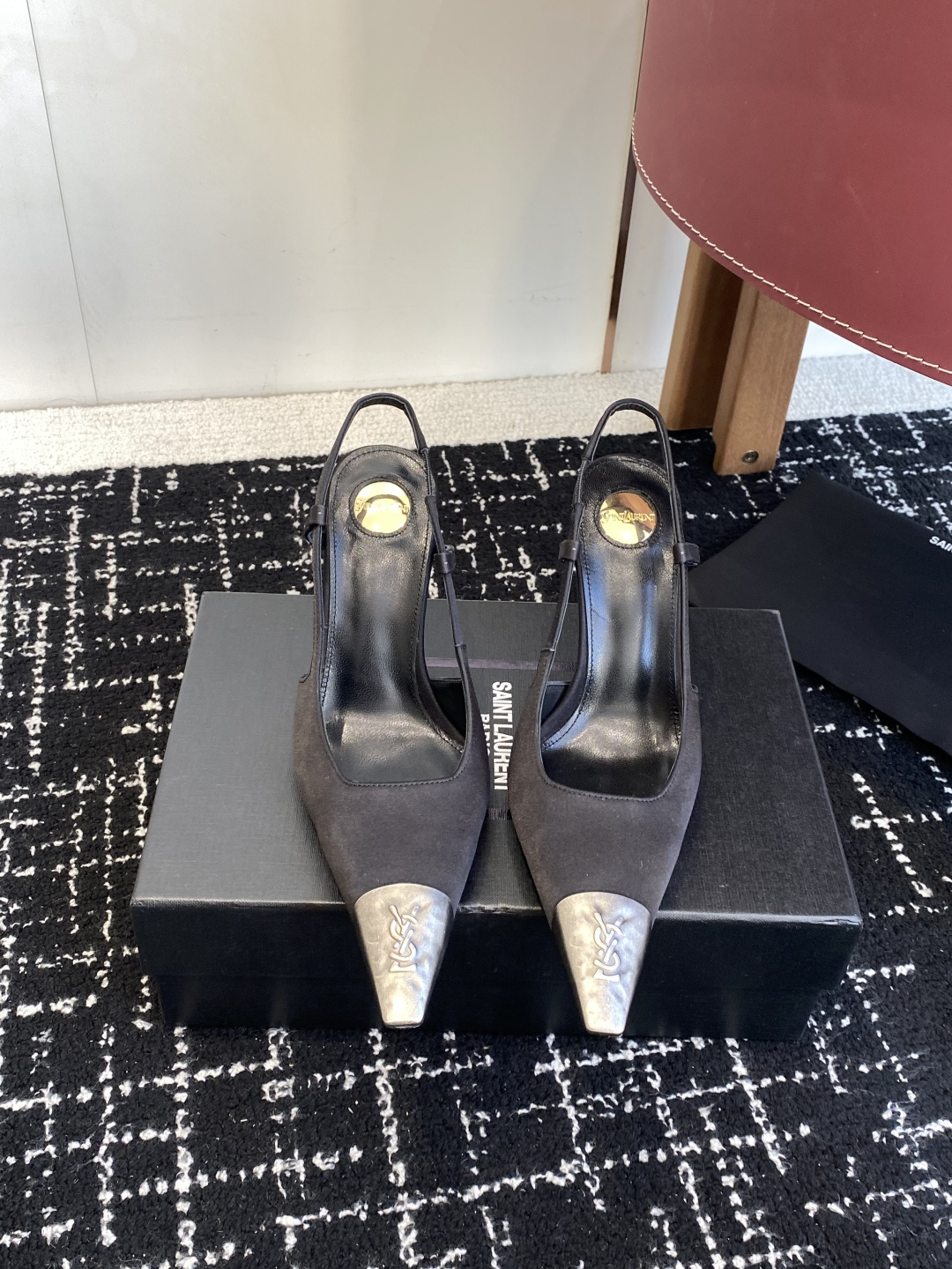 NO:592228,Purchasing agent level Saint Lauren* 25ss new product, iron toe, square toe, YSL buckle elegant high heels, YSL catwalk style high heels, matched with various small skirts, it is not picky about the foot shape at all. The transparent diamonds show a phantom under the light. It is really too beautiful. The whiteness of the upper feet makes people look up!  The delicate crystal chain embellishes the delicate lines of the ankle, releasing infinite elegance. Explore more high-heeled shoes!  Fabric: calfskin open edge beads, imported suede, outsole, genuine leather outsole, heel height 10.5cm, size 35-42 (customized for 40, 41, 42), high heels sandals, saint laurent, saint laurent, saint laurent, sandals, high heels, skirts, cowhide, chamois leather, Leather soles19860909代购级 圣罗兰Saint Lauren* 25ss新品 铁头 方头 YSL饰扣优雅大气高跟 Ysl走秀款高跟鞋 各种小裙子搭配起来 完全不挑脚型哦 通透的闪钻在光线的照耀下呈现幻彩 真的美的过分 上脚显白的让人上头！细巧水晶链饰点亮脚踝纤雅线条 释放无限 优雅魅力 探索更多臻选高跟鞋！ 面料小牛皮开边珠 进口麂皮 大底真皮大底 跟高10.5cm 码数35-42（40、41、42定制）,高跟鞋凉鞋,saint laurent,saint laurent,saint laurent,sandals,high heels,skirts,cowhide,chamois leather,Leather soles,Women's Shoes