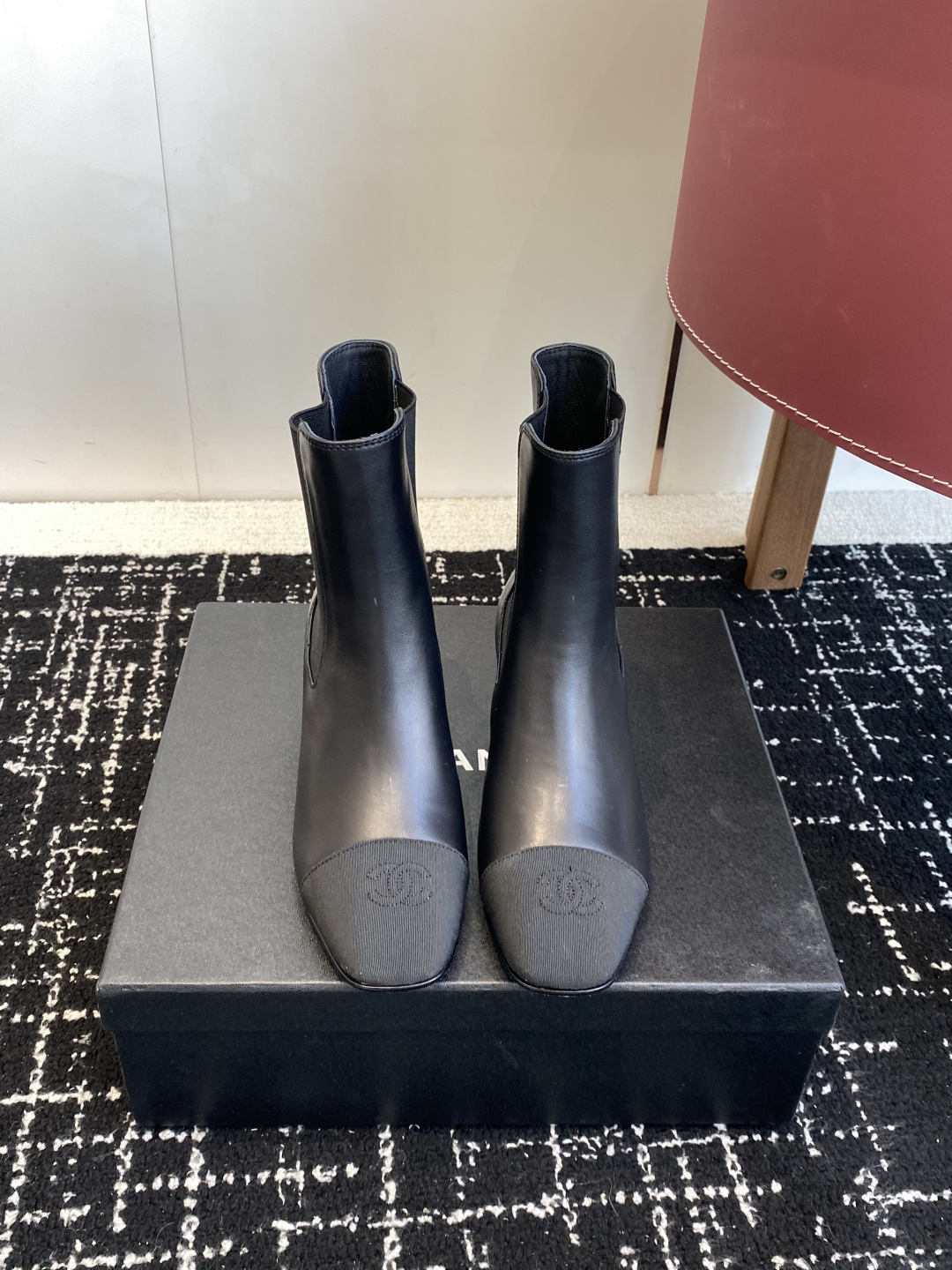 NO:592216,Purchasing agent Chanel Xiaoxiang 25ss new autumn and winter style, square toe elastic. This thick sole has a high export rate in European and American street photography. It is also very popular on Instagram. I adjusted the shoe last for a month. The overall smoothness of the lines remains consistent with the original version. It is really charming. I believe that women with taste will fall in love with it. The CHANE*L series will never disappoint. It is the weapon of the goddess... Fabric: imported sheepskin Lining: imported sheepskin Feet: imported cowhide  Outsole: Genuine leather outsole imported from Italy Size#34-42 (34 40 41 42 is custom-made and cannot be returned or exchanged), boots, chanel, boots, cowhide, sheepskin, Leather soles19860909代购级 Chanel 小香 25ss 秋冬新款 方头松紧 这款厚底在欧美街拍中出境率超高,ins也是火了一把,调鞋楦都调了一个月 整体线条流畅性保持跟原版一致,真的太有魅力了,我相信有品味的女人会看上它,CHANE*L系列一向不会令人失望,女神的利器…… 面料:进口羊皮 内里:进口羊皮 垫脚:进口牛皮 大底:意大利进口真皮大底 Size#34-42（34 40 41 42订做不退换）,靴子,chanel,boots,cowhide,sheepskin,Leather soles,Women's Shoes