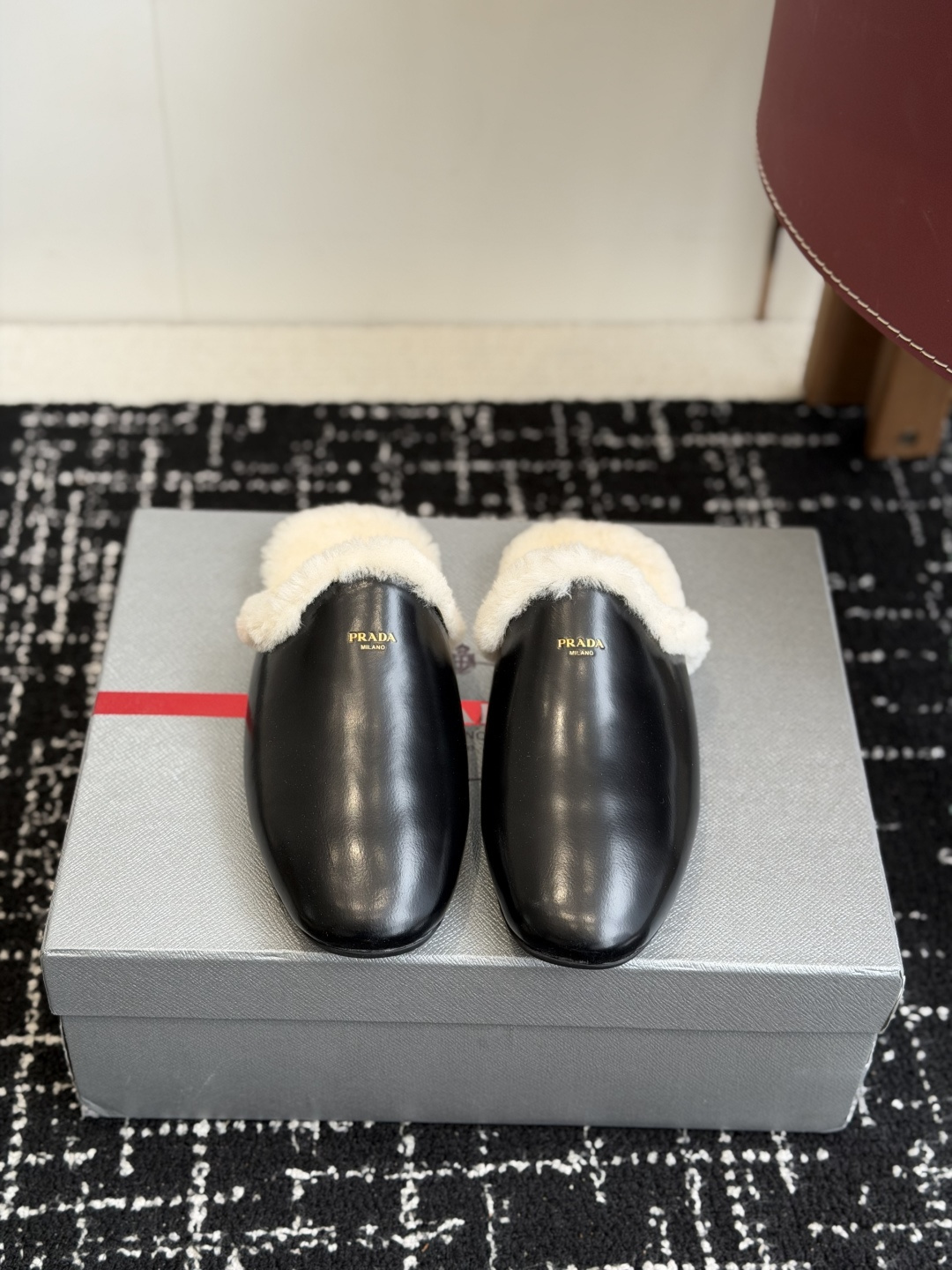 NO:592204,Purchasing agent prada fw 26ss latest upgrade for autumn and winter, special grade imported wool new arrival~ p family fur integrated, free shipping, new fur slippers, must-have for autumn and winter, warm and fashionable~ full of atmosphere, original molded rubber outsole Size#35-41 (40 41 custom-made, non-returnable), semi-furry slippers, prada19860909代购级 prada fw 26ss 秋冬最新升级 特级进口羊毛 new arrival～ p家皮毛一体 包邮 毛拖新品 秋冬必备 保暖又时髦～氛围感拉满 原版开模橡胶大底 Size#35-41（40 41订做不退换),半拖毛毛鞋,prada,Women's Shoes