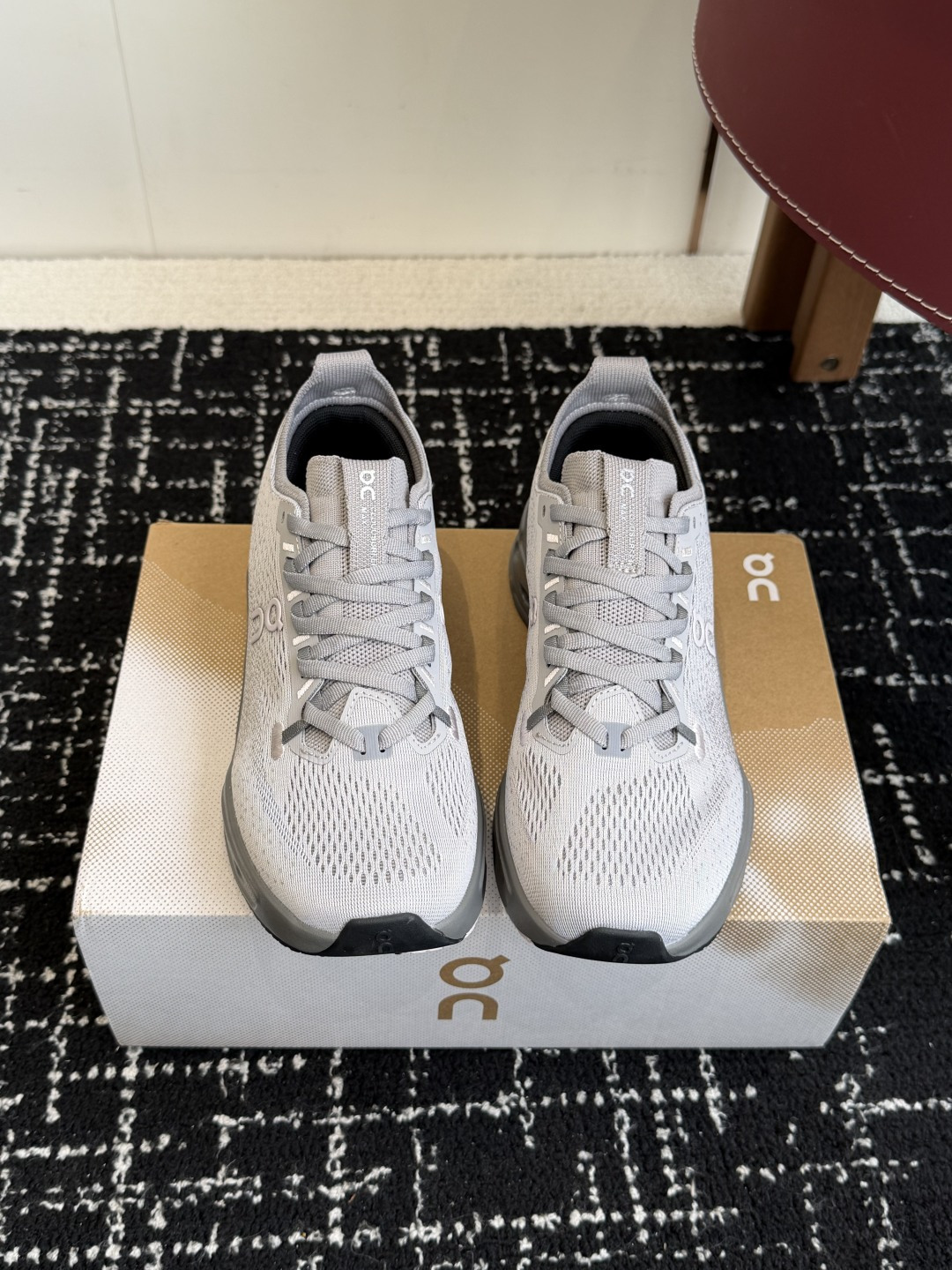 NO:592224,Purchasing level On Cloudsurfer Trail 2 couple's outdoor street functional running shoes. Cross the border to open up a new urban exploration. The CloudTec patented technology sole is equipped with temperature-resistant and durable innovative midsole foam. It also has a rocking chair arc functional outline to bring a smooth and stable step. The lightweight and breathable engineering mesh combined with environmentally friendly artificial suede creates a vibrant and eye-catching visual effect. The TPU shoelace buckle decorated with the brand logo makes the lacing method unique. Size36  36.5 37 38 38.5 39 40 40.5 42.5 41 42 43 44 45, casual shoes/sports shoes, sneakers, chamois leather19860909代购级 On昂跑 Cloudsurfer Trail 2 情侣款 户外街头机能风跑步鞋.越界开启全新都市探索,CloudTec专利科技鞋底搭载耐温耐用革新中底泡棉 同时以摇椅圆弧的机能感轮廓.带来流畅平稳的迈步 轻量透气的工程网格结合环保人造麂皮 衬托出活力醒目的视觉效果 饰有品牌Logo的TPU鞋带扣 让系带方式别具一格. Size36 36.5 37 38 38.5 39 40 40.5 42.5 41 42 43 44 45,休闲鞋/运动鞋,sneakers,chamois leather,Women's Shoes