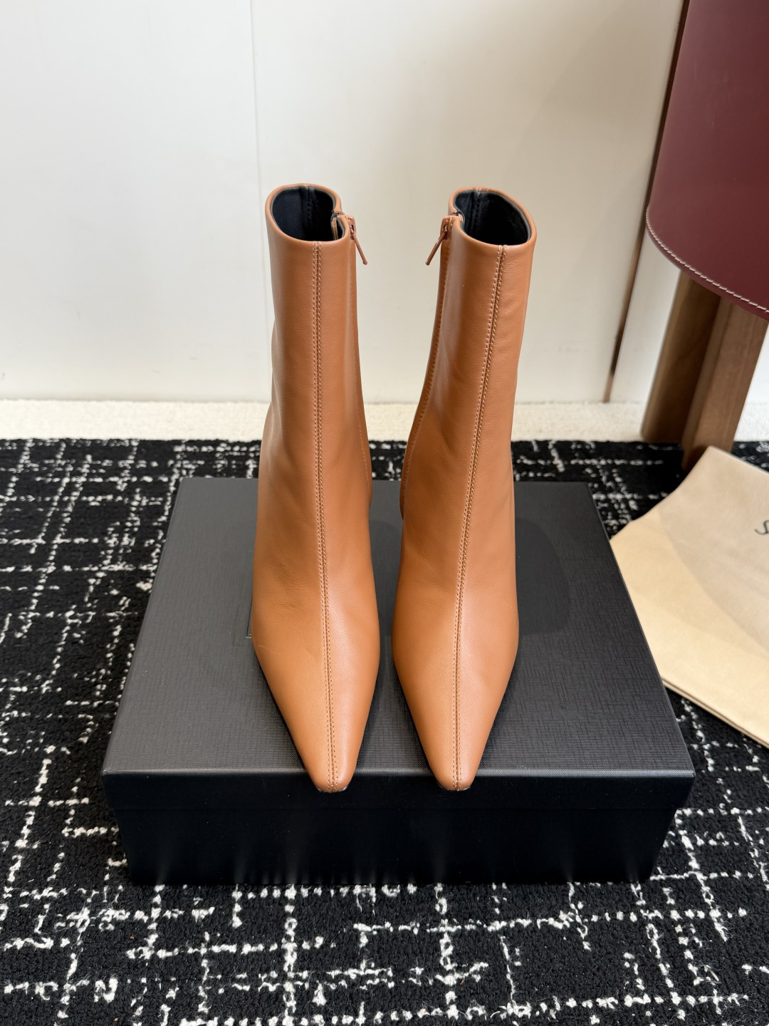 NO:592221,Purchasing agent grade butter leather short boots, a must-have for long legs, YSL high heels, short boots, Yvette Saint Laurent logo, exquisite high heels, black butter leather, the poplar forest that understands women’s hearts best, beautiful shoes with no dead ends, supports the aura, butter leather, suede, material, noble temperament, imported sheepskin lining, comfortable, genuine leather outsole imported from Italy, Size 35-41 (40  41 Custom-made (no return or exchange), boots, saint laurent, saint laurent, saint laurent, boots, sheepskin, chamois leather, Leather soles19860909代购级 牛油皮短靴 大长腿必备 YSL 高跟 短靴 Yvette Saint Laurent圣罗兰logo 精致高跟 黑色牛油皮 最懂女人心的杨树林 无死角的美鞋 撑起气场 牛油皮 麂皮 材质 气质高贵 进口羊皮内里 贴脚 舒适 意大利进口真皮大底  Size35-41（40 41订做不退换）,靴子,saint laurent,saint laurent,saint laurent,boots,sheepskin,chamois leather,Leather soles,Women's Shoes