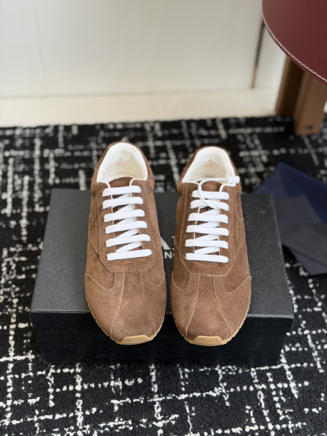 NO:592215,Dongguan purchasing agent Prada 25ss new spring and summer moral training shoes and casual shoes are made with precision, even stitching, leather texture is clearly visible, multi-color splicing, fashionable and generous, soft, comfortable and breathable, decorated with PRADA letter logo on the outside. It is matched with fabric lining, silver logo sheepskin foot pads, and P family's exclusive rubber outsole. The details are carefully crafted, making it a versatile item for travel!  The upper is made of original imported mercerized cow suede, the lining is sheepskin, and the sole is original customized rubber outsole Size 35-40 (custom-made for 40, non-refundable), casual shoes/sports shoes, prada, prada, sneakers, sheepskin19860909东莞代购级 Prada 普拉达 25ss春夏新款 德训鞋 休闲鞋 精工制造,缝线均匀,皮质质感一览无余,多色拼接,时尚大方,柔软舒适透气,外侧饰有PRADA字母徽标 搭配织物内里,烫银logo羊皮脚垫,搭配P家专属橡胶大底,细节精工细作,出行百搭佳品！ 鞋面采用原版进口丝光牛反绒 内里垫脚羊皮 鞋底原版定制橡胶大底 Size35-40（40订做不退换）,休闲鞋/运动鞋,prada,prada,sneakers,sheepskin,Women's Shoes