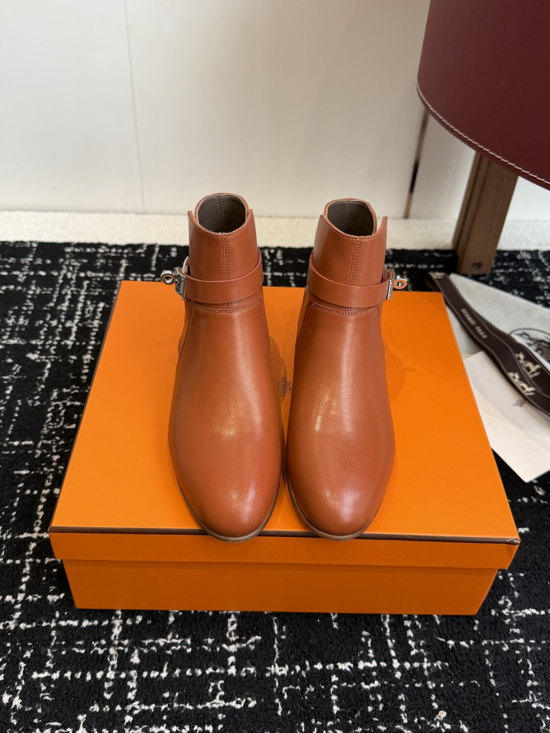 NO:592212,Dongguan purchasing agent Hermes 25Fw autumn and winter new model H home Neo ankle boots series classic Kelly buckle leather boots side zipper high heel boots Every detail shows extraordinary quality. The iconic Kelly buckle is embellished on the boot surface, shining with metallic luster, smooth lines and exquisite luxury texture. Continuing the classic legend is the symbol of Hermès taste. Whether it is urban streets or outdoor walks, it is stable and comfortable, and the boot height is just right.  Fits the ankle. Modifies the leg line to make the legs slimmer and longer. Paired with jeans, it is smart and casual; paired with a dress, it is elegant and charming and easily adapts to various styles of clothing. It is a versatile fashion item for all seasons. Imported calfskin for the upper, cowhide for the lining, Italian double-layer genuine leather outsole for the sole Size35-39 (40.41 custom-made, non-refundable), boots, hermes, hermes, boots, skirts, jeans, cowhide, Leather soles19860909东莞代购级 Hermes 爱马仕 25Fw秋冬新款 H家 Neo及踝靴系列经典Kelly扣皮面短靴侧拉链高跟短靴 每一处细节都彰显非凡品质.标志性Kelly扣点缀于靴面 闪耀金属光泽,流畅线条 精致尽显奢华质感.延续经典传奇 是爱马仕品味象征.无论是都市街道还是户外漫步都稳健自在,靴筒高度恰到好处 贴合脚踝.修饰腿部线条显腿瘦显腿长,搭配牛仔裤 干练随性；搭配连衣裙 优雅迷人轻松适配各种风格服装 是四季百搭时尚单品. 鞋面进口小牛皮 内里垫脚牛皮 鞋底意大利双层真皮大底 Size35-39（40.41定做不退换）,靴子,hermes,hermes,boots,skirts,jeans,cowhide,Leather soles,Women's Shoes