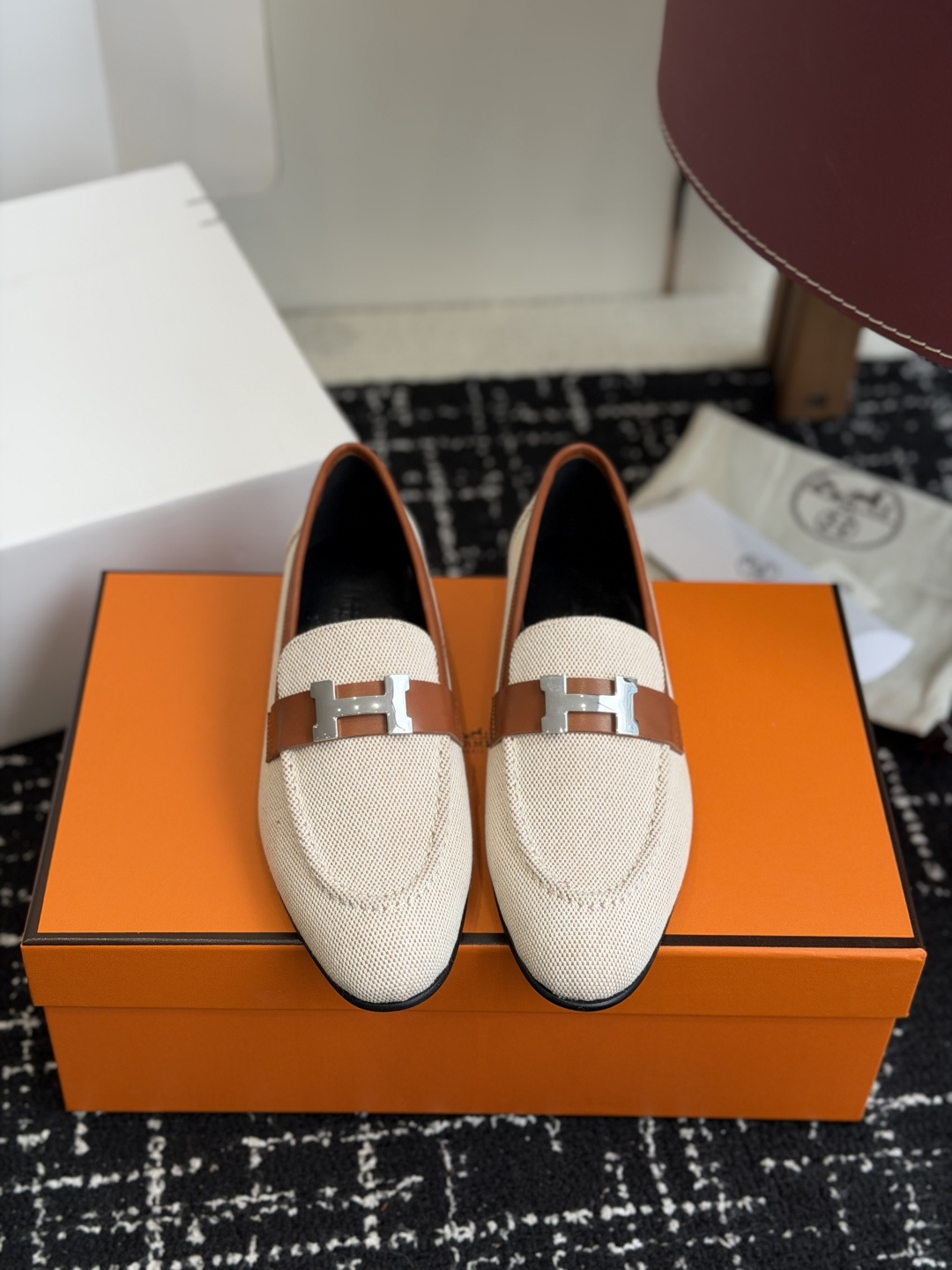 NO:592206,Dongguan purchasing agent grade (official website synchronization box packaging) Hermes Hermes loafers are undoubtedly the leader in luxury goods. Every single product is deeply rooted in the hearts of the people. Although the styles are few, they are better in refinement and classics. They will never go out of style. They are a brand that maintains and appreciates value. It is really rare to sincerely create such a reputation among consumer goods!  This pair of shoes is a classic style of this brand. It is decorated with metal buckles exclusive to Hermès. It is a classic that has become more and more beautiful over the course of history. We will bring out some goods from the channel in small quantities!  The leather feels very, very soft and feels like baby skin!  Feel the luxury!  Supplies are huge!  Imported calfskin upper, original molded fabric, lining and feet made of imported sheepskin, genuine leather TPU sole, Size 35-41 (40 41 custom-made, non-refundable), loafers, hermes, hermes, loafers, cowhide, sheepskin19860909东莞代购级（官网同步盒包装） Hermes 爱马仕乐福鞋 毋庸置疑是奢侈品中的翘楚 每个单品出来都是非常深入人心 虽然款式出的少 但是胜在精 胜在经典 从来不会过时 属于保值升值的品牌 在消费品里面真心作出这样的口碑来 也是实属难得！ 这款单鞋 在这个品牌经典款式 专属爱马仕的金属扣装饰 经典是经过历史长河而越看越好看 渠道货调出来一点货 少量！ 皮质触感非常非常柔嫩的感觉 婴儿般肌肤的触感！奢华感受！耗材巨大！ 进口小牛皮鞋面 原版开模布料 内里垫脚都是进口绵羊皮,真皮tpu贴底 Size35-41（40 41 订做不退换）,乐福鞋,hermes,hermes,loafers,cowhide,sheepskin,Women's Shoes