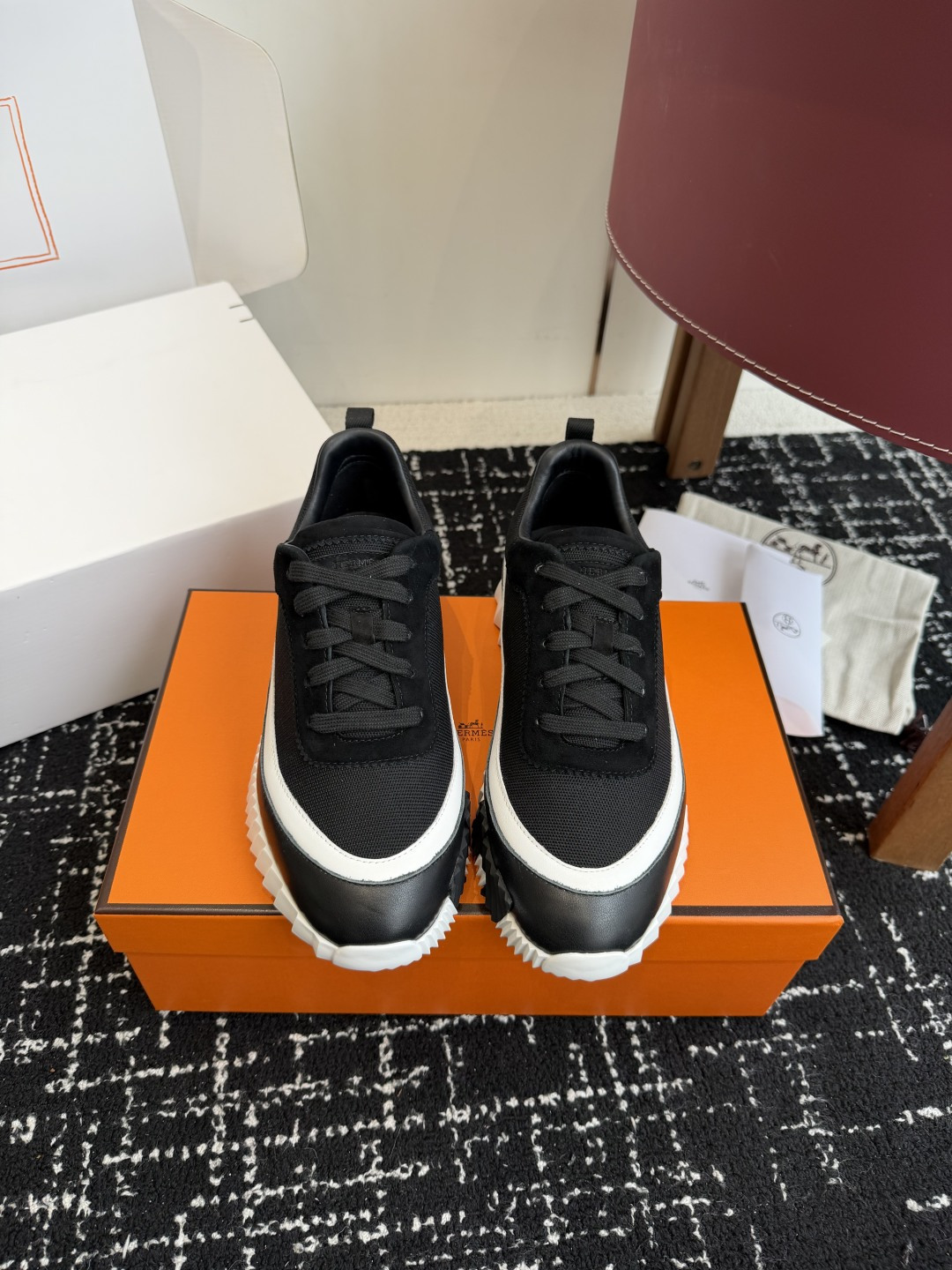 NO:592203,Dongguan Purchasing Agent Hermes Casual Shoes for Couples As a giant among luxury brands, Hermès’ single products have always been popular with everyone!  Today’s Bouncing casual sports shoes are so popular that people can’t put them down as soon as they come on the market!  The channel is domestically assembled tail goods, and the quantity is not very large!  The overall design of the shoe is very unique. The simple shoe body is made of two materials and is embellished with contrasting logos on the side, making the personality and fashion combination more international. This is the aura of a big brand!  The upper is suede goatskin, the lining is black goatskin, and the outsole is rubber sole. Every detail is just right. It is super light and comfortable on the foot, and it is versatile and versatile in various styles. It is super classy!  Size: # Female 34-40 (34 40 customized, non-refundable) # Male 39-47 (45 46 47 customized, non-refundable), casual shoes/sports shoes, hermes, hermes, sneakers, sheepskin, chamois leather19860909东莞代购级 Hermes 情侣款 休闲鞋 爱马仕作为奢侈品牌中的巨头,所出的单品一直备受大家欢迎！ 今天这款Bouncing休闲运动鞋,一上市更是让人爱不释手！ 渠道是国内组装的尾货,数量不是很多！ 鞋子的整体设计非常独特,简洁的鞋身由两种材质拼接而成,侧边撞色logo点缀,将个性时尚搭配的更加国际化,这就是大牌的气场！ 鞋面是麂皮山羊皮,内里是黑色山羊皮,大底是橡胶鞋底,每一处细节都恰到好处,上脚超级轻盈舒适,而且百搭各种风格,超级有范！ Size:# 女34-40(34 40订做不退换） # 男39-47（45 46 47订做不退换）,休闲鞋/运动鞋,hermes,hermes,sneakers,sheepskin,chamois leather,Women's Shoes