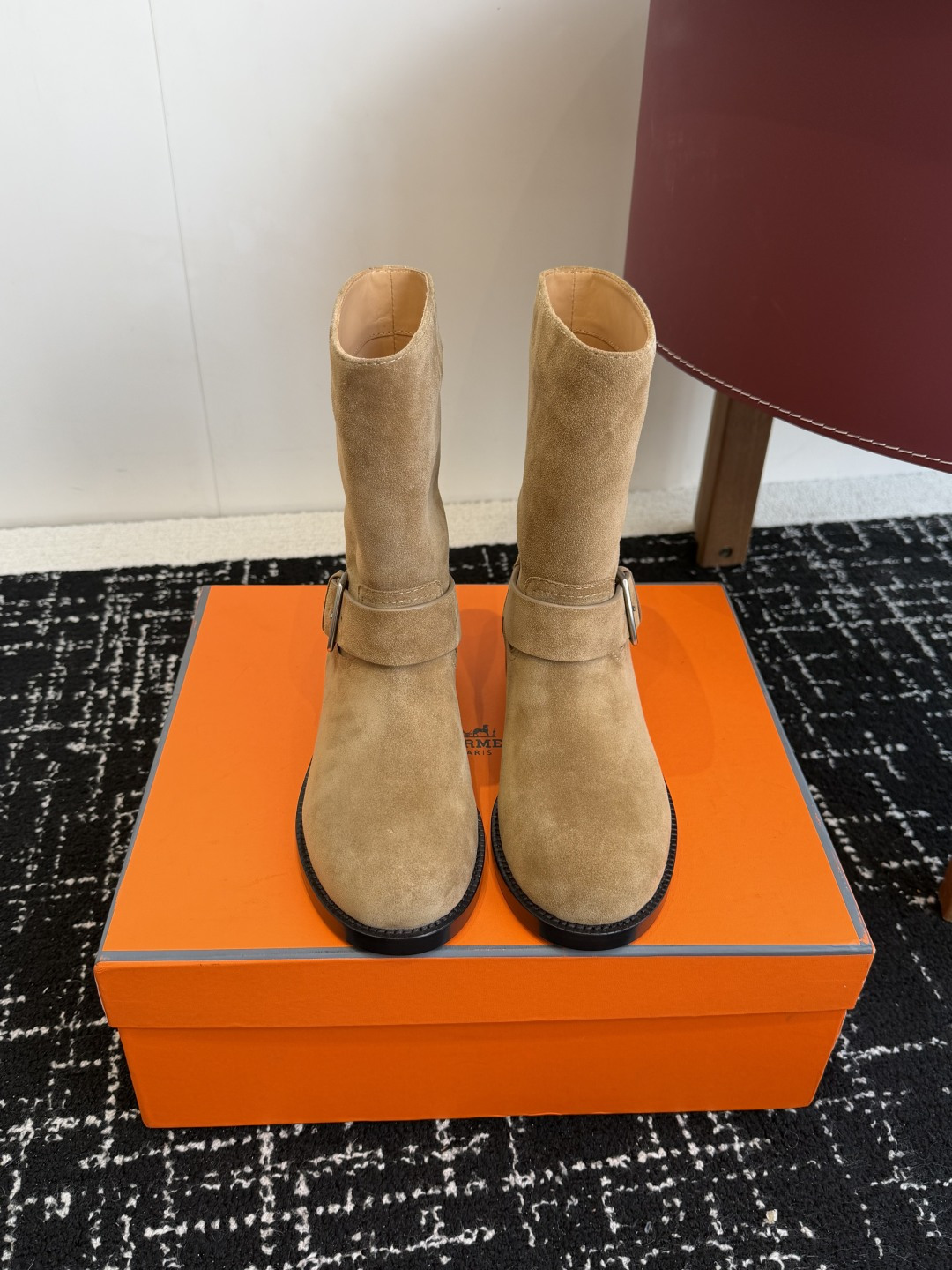 NO:616426,Top quality Hermes autumn and winter latest old money style slip-on short boots. It is very difficult to stock the counters. The design style of home boots is usually classic and simple. This catwalk boot breaks the traditional design style. The round toe design style matches the most popular body shape, showing a noble and majestic character. Full of fashion sense. The lines are smooth and natural, and can elegantly wrap the leg lines, showing the slender leg outline. It has a unique flavor whether it is paired with a skirt or trousers. The upper is customized calf leather  Lining, foot pads, cowhide, 3CM heel height, Italian genuine leather outsole, Size 35-41 (40.41 custom made, non-returnable), boots, hermes, hermes, boots, skirts, cowhide, Leather soles19860909顶级品质 Hermes 爱马仕秋冬最新款老钱风一脚蹬短靴  专柜超难配货 家靴子的设计风格通常以经典简约为主 这款走秀靴打破传统设计风格 圆头设计风格配上时下最流行的型体 展现出高贵大气的特质 时尚感拉满 线条流畅自然,能够优雅地包裹腿部线条,展现出修长的腿部轮廓,无论是搭配裙装还是裤装都别有一番风味 鞋面定制小牛皮 内里垫脚牛皮 跟高3CM意大利 真皮大底 Size35-41（40.41定做不退换）,靴子,hermes,hermes,boots,skirts,cowhide,Leather soles,Women's Shoes
