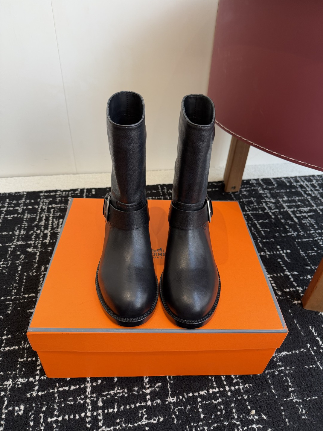 NO:593212,Purchasing-grade Hermes' latest old-money-style slip-on short boots for autumn and winter. It is very difficult to stock the counters. The design style of home boots is usually classic and simple. This catwalk boot breaks the traditional design style. The round toe design style matches the most popular body shape, showing a noble and majestic character. It has a full sense of fashion. The lines are smooth and natural, and can elegantly wrap the leg lines, showing a slender leg profile. It has a unique flavor whether it is paired with a skirt or trousers. Customized calf leather for the upper  Lining, foot pads, cowhide, 3CM heel height, Italian genuine leather outsole, Size 35-41 (40.41 custom made, non-returnable), boots, hermes, hermes, boots, skirts, cowhide, Leather soles19860909代购级 Hermes 爱马仕秋冬最新款老钱风一脚蹬短靴  专柜超难配货 家靴子的设计风格通常以经典简约为主 这款走秀靴打破传统设计风格 圆头设计风格配上时下最流行的型体 展现出高贵大气的特质 时尚感拉满 线条流畅自然,能够优雅地包裹腿部线条,展现出修长的腿部轮廓,无论是搭配裙装还是裤装都别有一番风味 鞋面定制小牛皮 内里垫脚牛皮 跟高3CM意大利 真皮大底 Size35-41（40.41定做不退换）,靴子,hermes,hermes,boots,skirts,cowhide,Leather soles,Women's Shoes