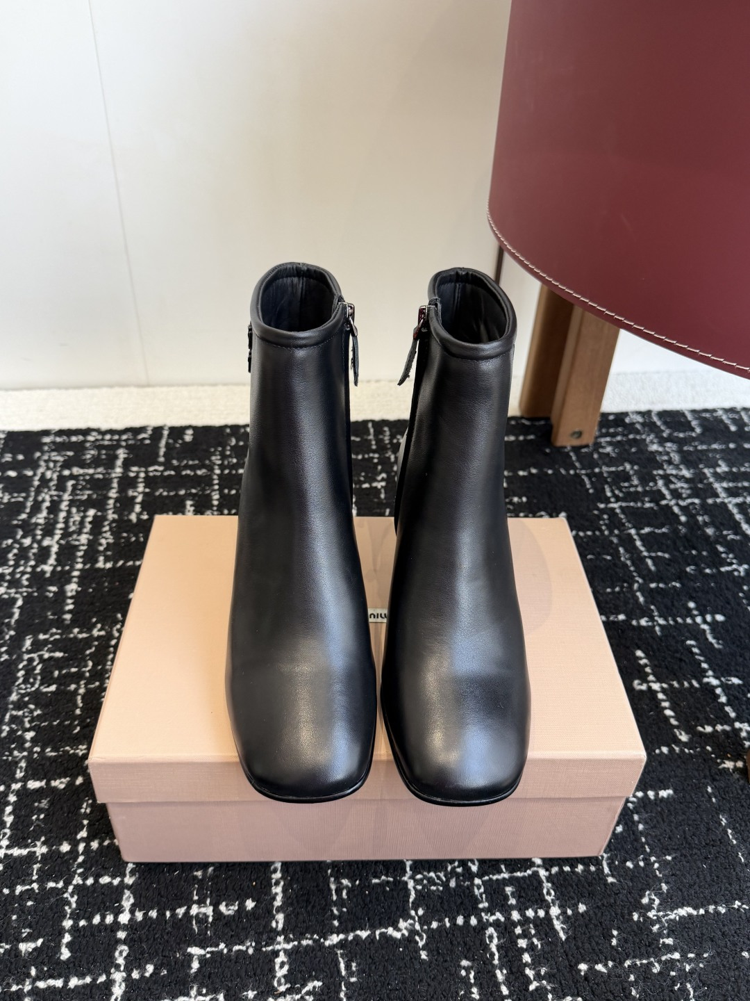 NO:593215,Purchasing-grade MiuMiu's latest retro color-brushed short boots for autumn and winter. Many star fashion bloggers plant grass. The most popular body partition design at the moment. Combined with Maillard color leather to create a neutral casual style. The retro distressed leather is full of high-end. It is cool and yet casual. It has a fashionable and high-end sense. It can be matched with various styles of clothes. The upper is imported color-brushed calfskin. The sole heel is 6.5CM Italian. Genuine leather injection outsole Size 35-41 (40)  41 Custom-made (non-refundable), boots, miumiu, boots, cowhide19860909代购级 MiuMiu缪缪秋冬最新款复古擦色 短靴 超多明星时尚博主种草 当下最流行的型体隔板设计 结合美拉德色系皮料 打造中性休闲风格 复古做旧皮料高级感满满 酷感十足又不失随性 极具时尚高级感 可搭配各种风格衣服 鞋面进口擦色小牛皮 大底跟高6.5CM意大利 真皮注塑大底 Size35-41（40 41订做不退换）,靴子,miumiu,boots,cowhide,Women's Shoes