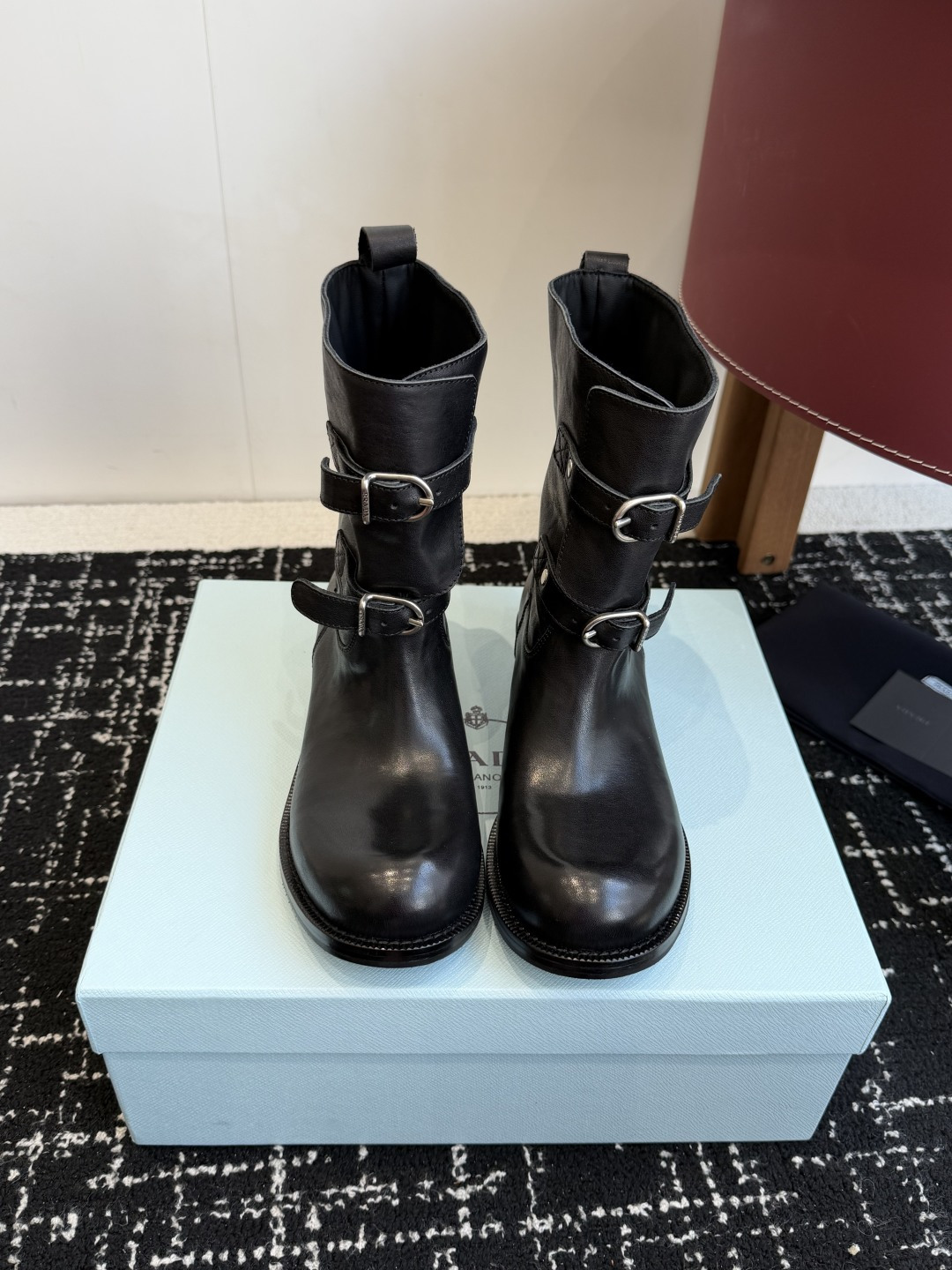 NO:593218,Purchasing agent Prada 25ss autumn and winter retro western cowboy boots, fashionable motorcycle Martin boots, unique taste, everyone loves and easy to control, they are popular every year. There is also a versatile classic shoe last, enough to conquer you, wear it, increase the height and casual, simple and handsome on the feet. The material is imported calfskin, the inner foot pad is dyed sheepskin, soft and delicate, comfortable, Italian leather outsole anti-slip rubber outsole combination  Size#35-40 (40 orders are not returnable), boots, prada, prada, boots, cowhide, sheepskin, Leather soles19860909代购级 Prada普拉达 25ss 秋冬 复古西部牛仔靴 时尚机车马丁靴,独到味道,人人都爱也轻松驾驭 每年都会爆.还有就是百搭经典的鞋楦,足以征服你,穿上它,增高休闲两不失误,上脚简单帅气 面料进口小牛皮 内里垫脚透染羊皮 柔软细腻,脚感舒适, 意大利真皮大底防滑橡胶大底组合 Size#35-40（40订做不退换）,靴子,prada,prada,boots,cowhide,sheepskin,Leather soles,Women's Shoes