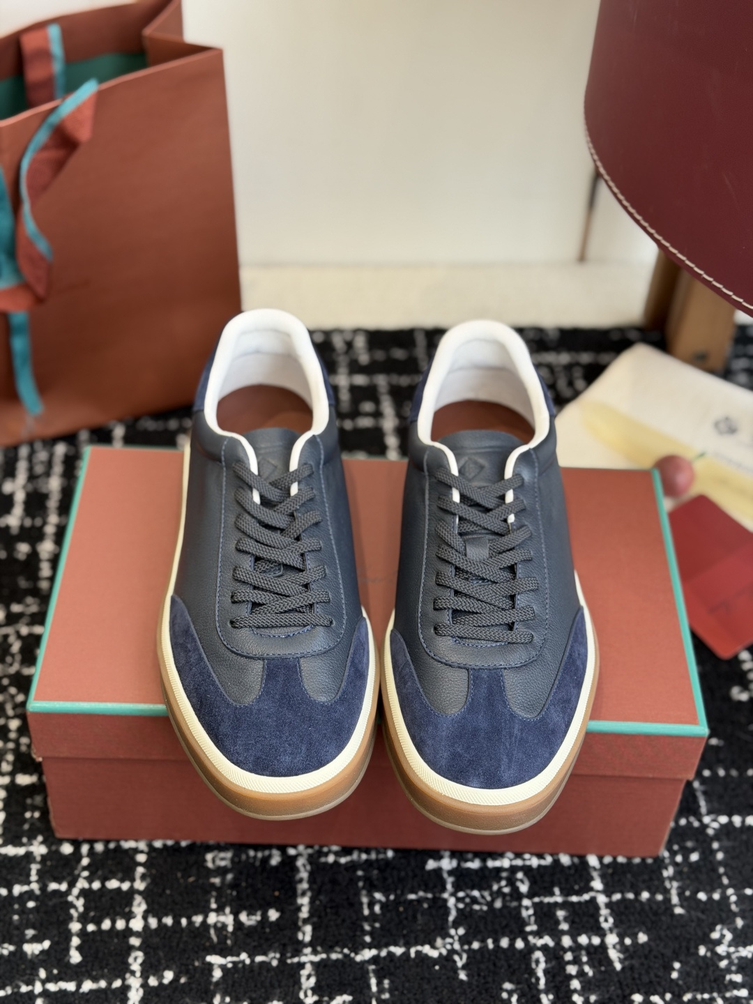 NO:593320,Purchasing-grade Loro Pian, produced by OEM, synchronized with the official website, purely handmade, you can go to the counter for comparison and inspection at will, the latest color matching in 2025, fashionable casual sports moral training shoes. Coming from Italy, it pursues quality and craftsmanship, integrating innovative technology with traditional Italian style. This brand has always been very low-key, but it should be considered a dad-level existence among luxury goods!  His shoes are the same as clothes. The upper body feels like you are in the clouds. They are soft and comfortable, and the upper feet are like a pair of old friends. After you buy his shoes, you will not want to wear many brands of shoes. This is the evaluation of people who have worn these shoes. They will not tire your feet or wear them out after wearing them for a day. This is because of the strict requirements on the materials, so you can have such a good feeling!  The sneaker style is made of soft deerskin. The breathable properties and flexible texture of the natural material make the sneakers both functional and comfortable. The high-quality metal-free tanning and tumbling process highlights the natural texture of the leather. The camel-colored sole and white rubber trim create a double-layer sole effect, making it also suitable as an everyday shoe. The casual-style suede toe and back panel are decorated with an embossed LP logo on the tongue!  The fabric is made of imported soft high-mercerized smooth cow suede, the lining is made of cowhide, which is super soft and delicate. The TPU molded two-color outsole is non-slip and wear-resistant, which is a common feature of all Loro piana casual shoes!  Size39-46 (45 46 customized, non-refundable), casual shoes/sports shoes, loro piana, loro piana, sneakers, cowhide19860909代购级 Loro Pian,代工厂出品,官网同步,纯手工制作,可随意入专柜对比验货,2025最新配色,时尚休闲运动德训鞋 来自意大利的它追求质量和手工,融创新技术与意大利传统风格为一体,这个牌子一直很低调,但是在奢侈品里应该也算是爸爸级的存在！ 他家的鞋子和衣服一样,上身就是处在云朵里一样的触感,柔软舒适贴合,上脚就是一双老朋友,当你买过他家的鞋子后,很多牌子的鞋子都不想穿了,这是穿过这款鞋的人对其的评价,穿一天不会累脚也不会磨脚,这就是对材质的要求苛刻,才会有这般美好的感觉！ 以柔软鹿皮制成的运动鞋款式,天然材料的透气属性与柔韧质感,让球鞋兼具功能性与舒适性,高质量的无金属鞣制和翻滚工艺,凸显了皮革的天然纹理,而骆驼色鞋底与白色橡胶饰边营造出的双层鞋底效果,使其也可作为日常鞋履,打造休闲风格绒面革鞋头和后上片,鞋舌点缀浮雕LP徽标！ 面料进口柔软高丝光牛反绒制作,内里垫脚牛皮,超级柔软细腻,TPU模具双色大底,防滑耐磨,是Loro piana 所有休闲鞋履共有的特色！ Size39-46（45 46订做不退换）,休闲鞋/运动鞋,loro piana,loro piana,sneakers,cowhide,Women's Shoes