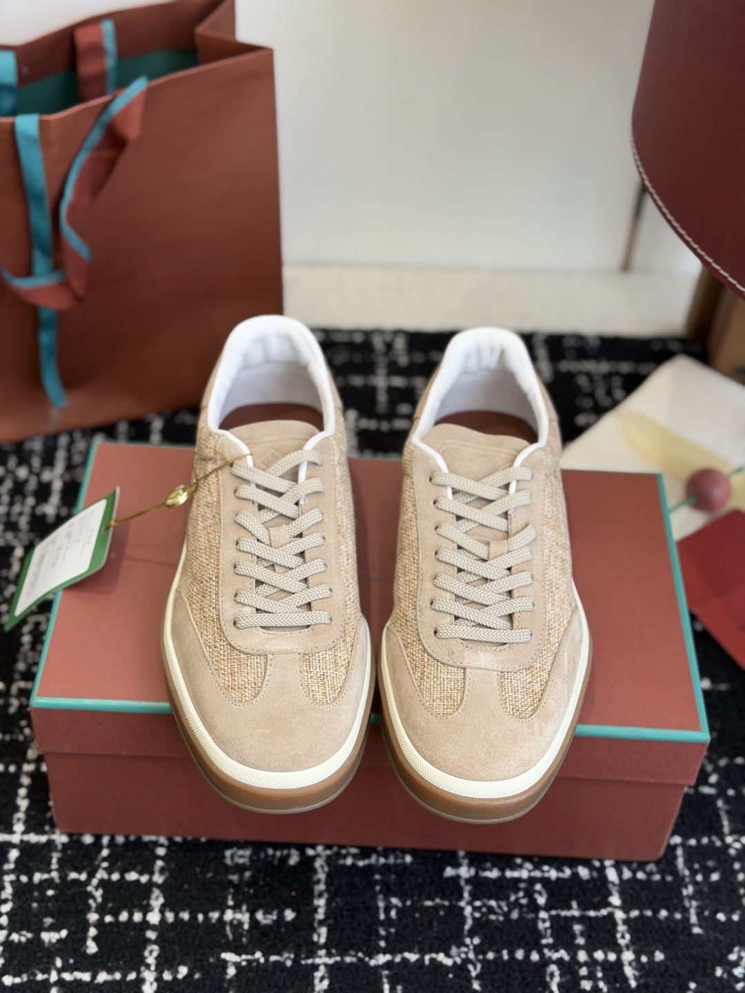 NO:593326,Purchasing-grade Loro Pian, produced by OEM, synchronized with the official website, purely handmade, you can go to the counter for comparison and inspection at will, the latest color matching in 2025, fashionable casual sports moral training shoes. Coming from Italy, it pursues quality and craftsmanship, integrating innovative technology with traditional Italian style. This brand has always been very low-key, but it should be considered a dad-level existence among luxury goods!  His shoes are the same as clothes. The upper body feels like you are in the clouds. They are soft and comfortable, and the upper feet are like a pair of old friends. After you buy his shoes, you will not want to wear many brands of shoes. This is the evaluation of people who have worn these shoes. They will not tire your feet or wear them out after wearing them for a day. This is because of the strict requirements on the materials, so you can have such a good feeling!  The sneaker style is made of soft deerskin. The breathable properties and flexible texture of the natural material make the sneakers both functional and comfortable. The high-quality metal-free tanning and tumbling process highlights the natural texture of the leather. The camel-colored sole and white rubber trim create a double-layer sole effect, making it also suitable as an everyday shoe. The casual-style suede toe and back panel are decorated with an embossed LP logo on the tongue!  The fabric is made of imported soft high-mercerized smooth cow suede, the lining is made of cowhide, which is super soft and delicate. The TPU molded two-color outsole is non-slip and wear-resistant, which is a common feature of all Loro piana casual shoes!  Size39-46 (45 46 customized, non-refundable), casual shoes/sports shoes, loro piana, loro piana, sneakers, cowhide19860909代购级 Loro Pian,代工厂出品,官网同步,纯手工制作,可随意入专柜对比验货,2025最新配色,时尚休闲运动德训鞋 来自意大利的它追求质量和手工,融创新技术与意大利传统风格为一体,这个牌子一直很低调,但是在奢侈品里应该也算是爸爸级的存在！ 他家的鞋子和衣服一样,上身就是处在云朵里一样的触感,柔软舒适贴合,上脚就是一双老朋友,当你买过他家的鞋子后,很多牌子的鞋子都不想穿了,这是穿过这款鞋的人对其的评价,穿一天不会累脚也不会磨脚,这就是对材质的要求苛刻,才会有这般美好的感觉！ 以柔软鹿皮制成的运动鞋款式,天然材料的透气属性与柔韧质感,让球鞋兼具功能性与舒适性,高质量的无金属鞣制和翻滚工艺,凸显了皮革的天然纹理,而骆驼色鞋底与白色橡胶饰边营造出的双层鞋底效果,使其也可作为日常鞋履,打造休闲风格绒面革鞋头和后上片,鞋舌点缀浮雕LP徽标！ 面料进口柔软高丝光牛反绒制作,内里垫脚牛皮,超级柔软细腻,TPU模具双色大底,防滑耐磨,是Loro piana 所有休闲鞋履共有的特色！ Size39-46（45 46订做不退换）,休闲鞋/运动鞋,loro piana,loro piana,sneakers,cowhide,Women's Shoes