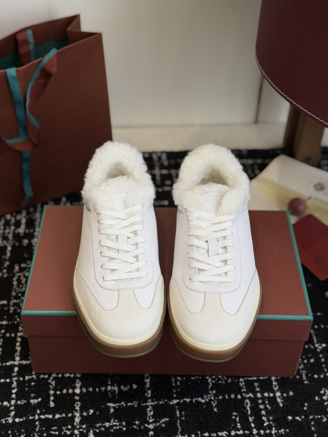 NO:593329,Purchasing-grade Loro Pian, produced by OEM, synchronized with the official website, purely handmade, you can go to the counter for comparison and inspection at will, the latest color matching in 2025, fashionable casual sports wool moral shoes. Coming from Italy, it pursues quality and craftsmanship, integrating innovative technology with traditional Italian style. This brand has always been very low-key, but it should be regarded as a dad-level existence among luxury goods!  His shoes are the same as clothes. The upper body feels like you are in the clouds. They are soft and comfortable, and the upper feet are like a pair of old friends. After you buy his shoes, you will not want to wear many brands of shoes. This is the evaluation of people who have worn these shoes. They will not tire your feet or wear them out after wearing them for a day. This is because of the strict requirements on the materials, so you can have such a good feeling!  The sneaker style is made of soft deerskin. The breathable properties and flexible texture of the natural material make the sneakers both functional and comfortable. The high-quality metal-free tanning and tumbling process highlights the natural texture of the leather. The camel-colored sole and white rubber trim create a double-layer sole effect, making it also suitable as an everyday shoe. The casual-style suede toe and back panel are decorated with an embossed LP logo on the tongue!  The fabric is made of imported soft high-mercerized smooth cow suede, the inner lining is made of wool, which is super soft and delicate. The TPU molded two-color outsole is non-slip and wear-resistant, which is a common feature of all Loro piana casual shoes!  Size39-46 (45 46 customized, non-refundable), casual shoes/sports shoes, loro piana, loro piana, sneakers19860909代购级 Loro Pian,代工厂出品,官网同步,纯手工制作,可随意入专柜对比验货,2025最新配色,时尚休闲运动 羊毛 德训鞋 来自意大利的它追求质量和手工,融创新技术与意大利传统风格为一体,这个牌子一直很低调,但是在奢侈品里应该也算是爸爸级的存在！ 他家的鞋子和衣服一样,上身就是处在云朵里一样的触感,柔软舒适贴合,上脚就是一双老朋友,当你买过他家的鞋子后,很多牌子的鞋子都不想穿了,这是穿过这款鞋的人对其的评价,穿一天不会累脚也不会磨脚,这就是对材质的要求苛刻,才会有这般美好的感觉！ 以柔软鹿皮制成的运动鞋款式,天然材料的透气属性与柔韧质感,让球鞋兼具功能性与舒适性,高质量的无金属鞣制和翻滚工艺,凸显了皮革的天然纹理,而骆驼色鞋底与白色橡胶饰边营造出的双层鞋底效果,使其也可作为日常鞋履,打造休闲风格绒面革鞋头和后上片,鞋舌点缀浮雕LP徽标！ 面料进口柔软高丝光牛反绒制作,内里垫脚,羊毛 超级柔软细腻,TPU模具双色大底,防滑耐磨,是Loro piana 所有休闲鞋履共有的特色！ Size39-46（45 46订做不退换）,休闲鞋/运动鞋,loro piana,loro piana,sneakers,Women's Shoes