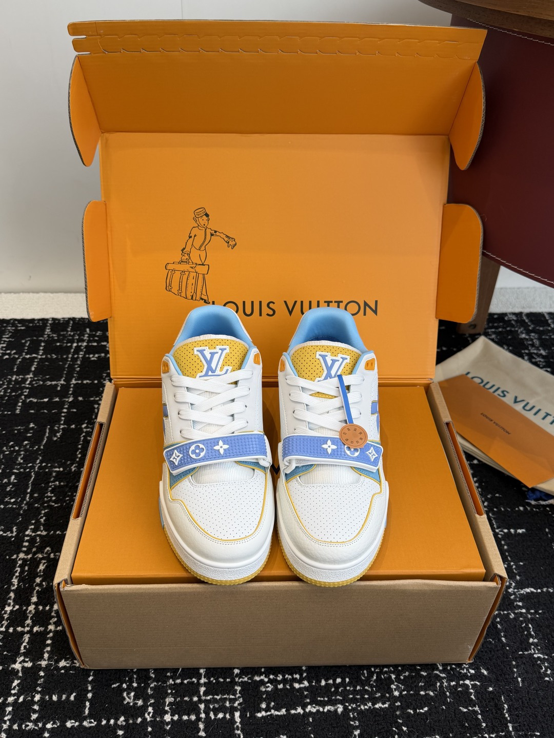 NO:593332,Purchasing agent level (official website sync box packaging) Louis Vuitton 25ss Lujia’s hot model!  Trainer sneakers are a must buy for everyone, you will never regret it!  Super versatile and high-end!  It goes well with any kind of clothes. The most important thing is that it is very attractive. The manufacturing process of the top OEM is very strict!  The materials are all top-grade cowhide customized from overseas, and the texture of the leather is the same as the original. It is super high-end, especially the texture that comes out when the shoe is bent, it has a completely ZP feel!  The outsole is also customized by our private model, with exclusive control. The entire font and concave and convex feel are difficult to distinguish between true and false. Size #Female 35-41 #Male 38-47 (Female 40 41 Male 45 46 47 is customized and non-returnable), casual shoes/sports shoes, louis vuitton, louis vuitton, louis vuitton, sneakers, cowhide19860909代购级（官网同步盒包装） Louis Vuitton 25ss 驴家的爆款！trainer板鞋,每个人都必须入的款,绝不后悔！ 超级百搭高级！什么衣服都好搭.最主要是超耐看的. 顶级代工厂制程超严格！材料都是海外定制的顶级牛皮,皮纹质感都是原版的感觉 超高级,特别是鞋子折弯的时候出来的纹路,完完全全就是zp的感觉！ 大底也是我们私模定制的,独家把控,整个字体和凹凸感,真假难辨. Size#女35-41 #男38-47（女40 41 男45 46 47定做不退换）,休闲鞋/运动鞋,louis vuitton,louis vuitton,louis vuitton,sneakers,cowhide,Women's Shoes