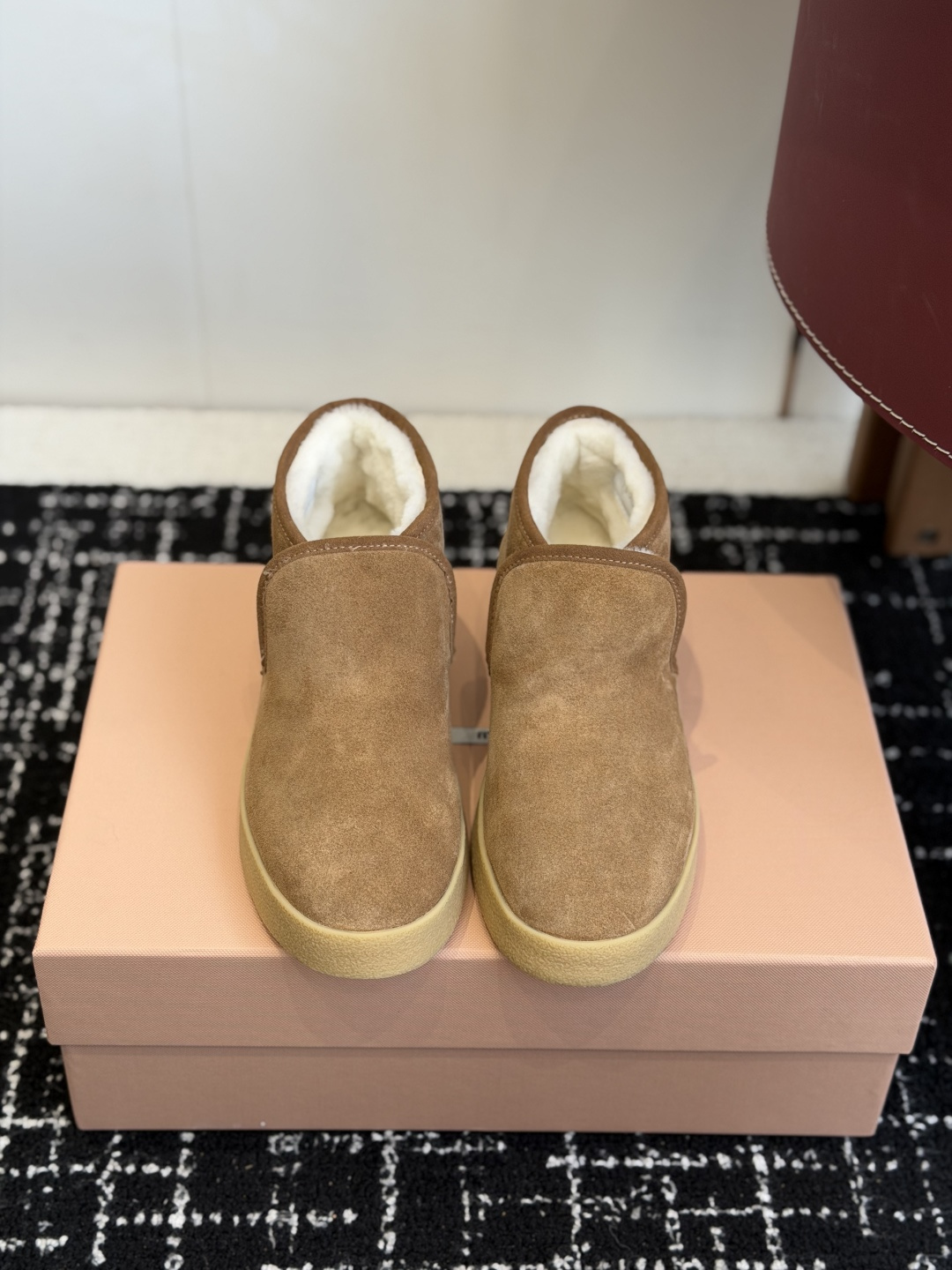 NO:594223,Top quality MiuMi*25ss autumn and winter retro warm thick-soled snow boots. The heel design can wrap around the ankle, and the inside is made of thick plush material, which is like a 'small quilt' wrapping the feet. It can firmly lock in the heat in winter and prevent the heels from getting cold. The soft fabric used in the upper is soft and skin-friendly; the sole is light and elastic, and it feels like 'stepping on clouds'. It is not burdensome to walk, and it is not tiring to wear for a long time.  Some styles are made of one-piece molding technology, which is not easy to peel off and can be worn longer; the upper is made of waterproof and anti-fouling fabric, which can be wiped clean once it is dirty and does not require frequent cleaning. Classic plaid pattern + low saturation color system, retro and simple style, can be matched with various home clothes, even for short outings. Material: high mercerized cow suede, lining wool, large sole, rubber outsole, increased by 3.5cm, size 35-40 (40 size customization is not returnable), snow boots, miumiu, boots19860909顶级品质 MiuMi*25ss 秋冬复古保暖厚底雪地靴短靴 包跟设计能裹住脚踝,内里是厚实的毛绒材质,像给脚裹了层“小被子”,冬天能牢牢锁住热量,避免脚后跟受凉.鞋面用的软质面料,触感柔软亲肤；鞋底又轻又有弹性,踩上去像“踩在云朵上”,走路没负担,长时间穿也不累. 部分款式是一体成型工艺,不容易开胶脱线,能穿得更久；鞋面是防水、防污面料,脏了一擦就干净,不用频繁清洗.经典格子图案+低饱和色系,风格复古又简约,能搭配各种家居服,甚至短暂外出. 材质高丝光牛反绒 内里羊毛 大底橡胶大底 增高3.5cm size35-40码（40码定制不退换）,雪地靴,miumiu,boots,Women's Shoes