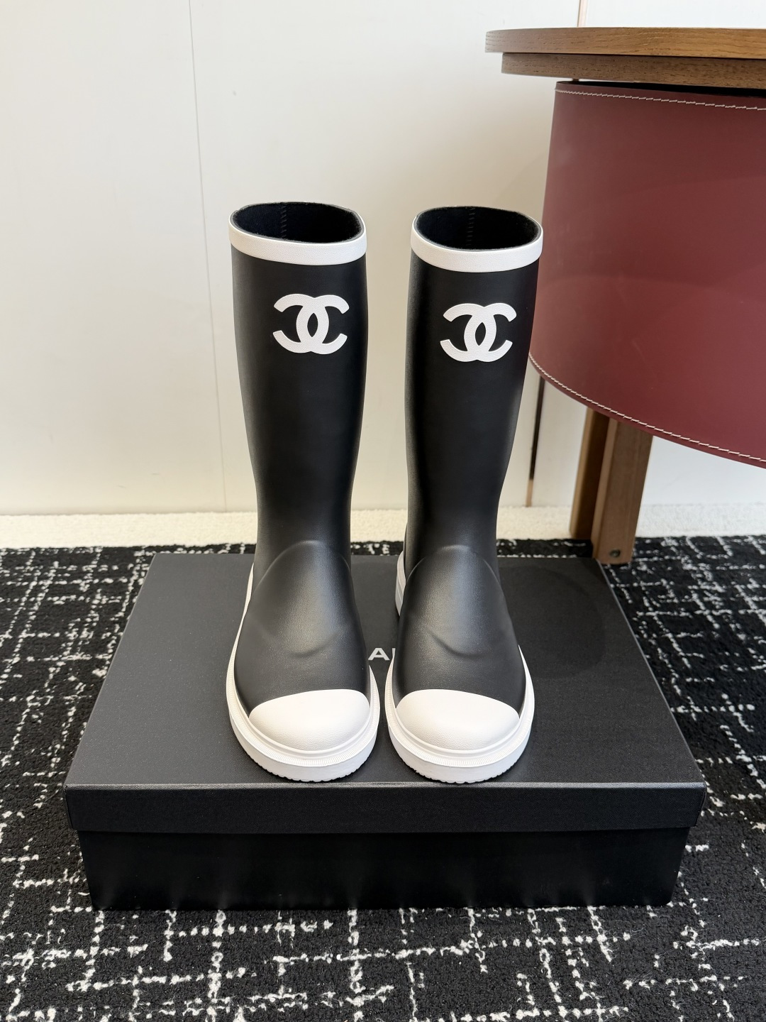 NO:593872,Purchasing agent CHANEL Chanel 26ss hot rain boots!  I bought a pair of rain boots that look great this season. They are limited to single digits in domestic counters. If you don’t have VIC, you can’t get them at all. I am so lucky. I really love these rain boots. I like them so much. The upper feet are soft and waxy. They are so comfortable. They flatter the shape of the legs and make them look longer. They are the best rain boots on the Internet!  Purchased at counter for 7800!  !  !  Exclusive mold opening and customization on the entire network. After 1 month of adjustment, the product is restored to the original quality, instantly selling off all the products on the market!  !  Size#35-41 (40 41 customized, non-returnable), boots, chanel, chanel, boots, rain boots19860909代购级 CHANEL香奈儿26ss 大爆款雨靴！ 入手一款本季颜值爆表雨靴,国内专柜个位数限量,不是vic完全是拿不到的 我真是太幸运了,真是大爱这雨靴我太喜欢了,上脚软软糯糯,太太太太太舒服了,很修饰腿型超级显腿长,全网最好穿的雨靴！ 专柜以7800购入！！！全网独家开模定制,历经1个月调整还原正品级,秒杀市场面上的所有货品！！ Size#35-41（40 41定做不退换）,靴子,chanel,chanel,boots,rain boots,Women's Shoes