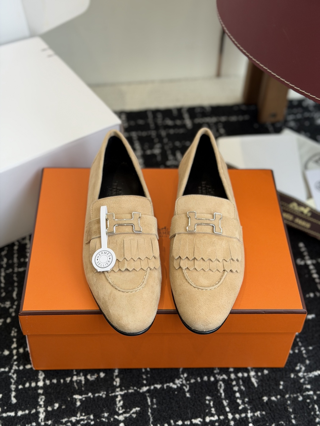 NO:593870,Dongguan purchasing agent grade (official website synchronization box packaging) Hermes Hermes loafers are undoubtedly the leader in luxury goods. Every single product is deeply rooted in the hearts of the people. Although the styles are few, they are better in refinement and classics. They will never go out of style. They are a brand that maintains and appreciates value. It is really rare to sincerely create such a reputation among consumer goods!  This pair of shoes is a classic style of this brand. It is decorated with metal buckles exclusive to Hermès. It is a classic that has become more and more beautiful over the course of history. We will bring out some goods from the channel in small quantities!  The leather feels very, very soft and feels like baby skin!  Feel the luxury!  Supplies are huge!  Imported calfskin upper, imported suede, lining and foot pads are all imported sheepskin, genuine leather TPU sole, Size 35-41 (40 41 custom-made, non-returnable), loafers, hermes, hermes, loafers, cowhide, sheepskin, chamois leather19860909东莞代购级（官网同步盒包装） Hermes 爱马仕乐福鞋 毋庸置疑是奢侈品中的翘楚 每个单品出来都是非常深入人心 虽然款式出的少 但是胜在精 胜在经典 从来不会过时 属于保值升值的品牌 在消费品里面真心作出这样的口碑来 也是实属难得！ 这款单鞋 在这个品牌经典款式 专属爱马仕的金属扣装饰 经典是经过历史长河而越看越好看 渠道货调出来一点货 少量！ 皮质触感非常非常柔嫩的感觉 婴儿般肌肤的触感！奢华感受！耗材巨大！ 进口小牛皮鞋面 进口麂皮 内里垫脚都是进口绵羊皮,真皮tpu贴底 Size35-41（40 41 订做不退换）,乐福鞋,hermes,hermes,loafers,cowhide,sheepskin,chamois leather,Women's Shoes