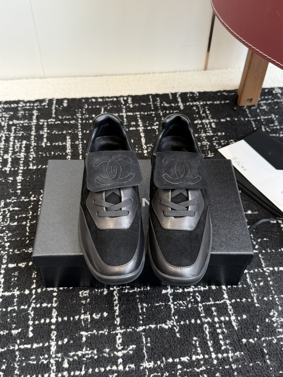 NO:593869,Purchasing-grade Chanel 25K black and white color sneakers. Original purchase and development. Made by Xiaoxiang C Home. Another super hit model at the counter. Loved by Internet celebrity bloggers and ladies. Various praises on social platforms. Very popular. High quality. Breathable and super spring and summer. Seeing this issue always arouses girls' inner desire for fashion. Latest suede material. Classic color matching. Fashionable on the feet. Easy to care for. Fabric: Original customized imported suede.  The lining is custom-made with imported breathable mesh. The sole is made of original molded non-slip rubber material. Heel height is 3.5cm. Size: 35-41 (40-41 custom-made, non-returnable), casual shoes/sports shoes, chanel, chanel, chanel, sneakers, chamois leather19860909代购级 Chanel香奈儿 25K 黑白配色 运动鞋 原版购入开发 做货 小香 C家 专柜又一超级大爆款,网红博主小姐姐们的挚爱,社交平台的各种夸赞,人气超高质感透气超级春夏,看到这期总能唤起少女内心对时髦的诉求 最新麂皮材质 经典配色 上脚时髦感十足 容易打理 面料:原版定制进口麂皮 内里定制进口透气网里 鞋底原版开模防滑橡胶材质 跟高3.5cm Size : 35-41（40 41订做不退换）,休闲鞋/运动鞋,chanel,chanel,chanel,sneakers,chamois leather,Women's Shoes