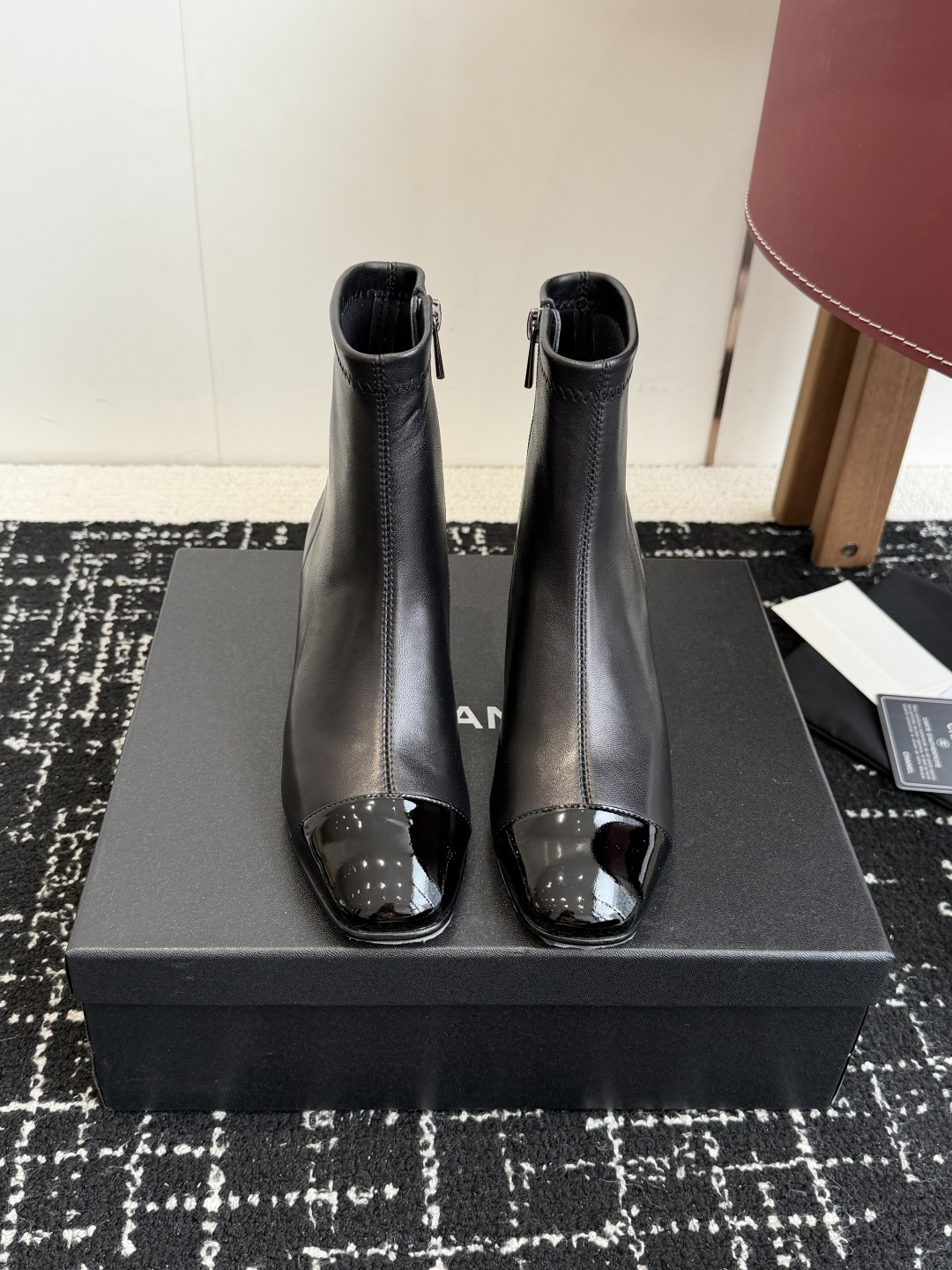 NO:626450,Purchasing agent Chanel Xiaoxiang 25ss new autumn and winter square toe elastic zipper boots. This thick sole has a high export rate in European and American street photos. It is also very popular on Instagram. I adjusted the shoe last for a month. The overall smoothness of the lines remains consistent with the original version. It is really charming. I believe that women with taste will fall in love with it. The CHANE*L series will never disappoint. It is a weapon for goddesses... Fabric: imported sheepskin Lining: imported sheepskin  Feet: Imported cowhide Outsole: Genuine leather outsole imported from Italy Size#34-42 (34 40 41 42 is custom-made and non-returnable), boots, chanel, boots, cowhide, sheepskin, Leather soles19860909代购级 Chanel 小香 25ss 秋冬新款 方头弹力拉链靴 这款厚底在欧美街拍中出境率超高,ins也是火了一把,调鞋楦都调了一个月 整体线条流畅性保持跟原版一致,真的太有魅力了,我相信有品味的女人会看上它,CHANE*L系列一向不会令人失望,女神的利器…… 面料:进口羊皮 内里:进口羊皮 垫脚:进口牛皮 大底:意大利进口真皮大底 Size#34-42（34 40 41 42订做不退换）,靴子,chanel,boots,cowhide,sheepskin,Leather soles,Women's Shoes