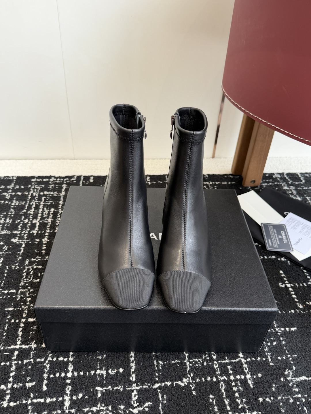 NO:626459,Purchasing agent Chanel Xiaoxiang 25ss new autumn and winter style, square toe elastic. This thick sole has a high export rate in European and American street photography. It is also very popular on Instagram. I adjusted the shoe last for a month. The overall smoothness of the lines remains consistent with the original version. It is really charming. I believe that women with taste will fall in love with it. The CHANE*L series will never disappoint. It is the weapon of the goddess... Fabric: imported sheepskin Lining: imported sheepskin Feet: imported cowhide  Outsole: Genuine leather outsole imported from Italy Size#34-42 (34 40 41 42 is custom-made and cannot be returned or exchanged), boots, chanel, boots, cowhide, sheepskin, Leather soles19860909代购级 Chanel 小香 25ss 秋冬新款 方头松紧 这款厚底在欧美街拍中出境率超高,ins也是火了一把,调鞋楦都调了一个月 整体线条流畅性保持跟原版一致,真的太有魅力了,我相信有品味的女人会看上它,CHANE*L系列一向不会令人失望,女神的利器…… 面料:进口羊皮 内里:进口羊皮 垫脚:进口牛皮 大底:意大利进口真皮大底 Size#34-42（34 40 41 42订做不退换）,靴子,chanel,boots,cowhide,sheepskin,Leather soles,Women's Shoes