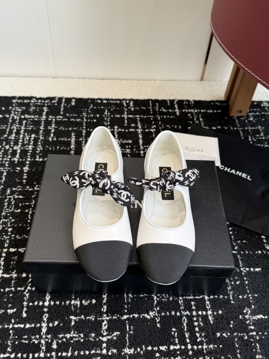 NO:626441,Purchasing-grade CHANEL Chanel 25ss spring and summer show Mary Jane bow shoes. I was attracted by it at first sight and can be freely styled according to the weather changes!  Put on socks to instantly transform into cute shoes for spring and summer!  Transform into a magical princess in seconds. The upper is made of imported sheepskin. Original molded fabric. The lining is silk sheepskin. The foot feels super comfortable. The leather is very soft and skin-friendly. Italian imported leather outsole Size35-41 (40 41 customized), Mary Jane, chanel, chanel, mary jane, sheepskin, Leather soles19860909代购级 CHANEL 香奈儿 25ss 春夏秀款 玛丽珍 蝴蝶结单鞋 第一眼看上就被种草了根据天气变化自由穿搭！套上袜套春夏秒变可爱单鞋！秒变魔法公主 鞋面采用进口羊皮 原版开模布料 内里踮脚丝绸羊皮 脚感超级舒服 皮料非常柔软亲肤 意大利进口真皮大底 Size35-41（40 41定制）,玛丽珍,chanel,chanel,mary jane,sheepskin,Leather soles,Women's Shoes