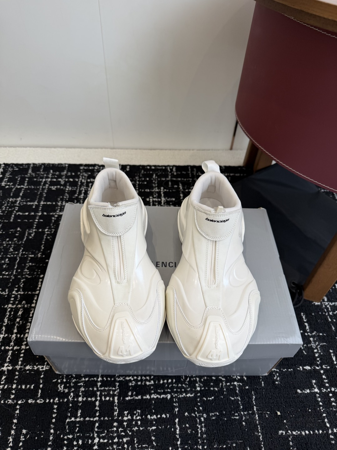 NO:626431,Purchasing-grade men's Balenciaga Basketball series thick-soled casual sports shoes basketball shoes Basketball sports shoes are made of recycled materials, with exaggerated and bold sports aesthetics to create visual tension, and present five avant-garde colors. The Loop Sports Icon brand logo is embossed on the side of the shoe, with zipper and Velcro closure design, and the toe and heel are embellished with handwritten size logos. Fabric: original customized imported technical fabric, customized imported breathable mesh lining, original open-molded anti-slip rubber material for the sole  Bottom thickness 6CM Size: Men's 38-45, casual shoes/sports shoes, balenciaga, balenciaga, sneakers19860909代购级男款 Balenciaga巴黎世家 Basketball系列 厚底 休闲 运动鞋 篮球鞋 Basketball运动鞋,采用再生材料打造,以夸张大胆的运动美学塑造视觉张力,呈现五款前卫配色.鞋侧压印Loop Sports Icon品牌标志,配以拉链与魔术贴闭合设计,鞋头及后跟点缀手写尺码标识 面料:原版定制进口科技面料 内里定制进口透气网里 鞋底原版开模防滑橡胶材质 底厚6CM Size : 男款38-45,休闲鞋/运动鞋,balenciaga,balenciaga,sneakers,Women's Shoes