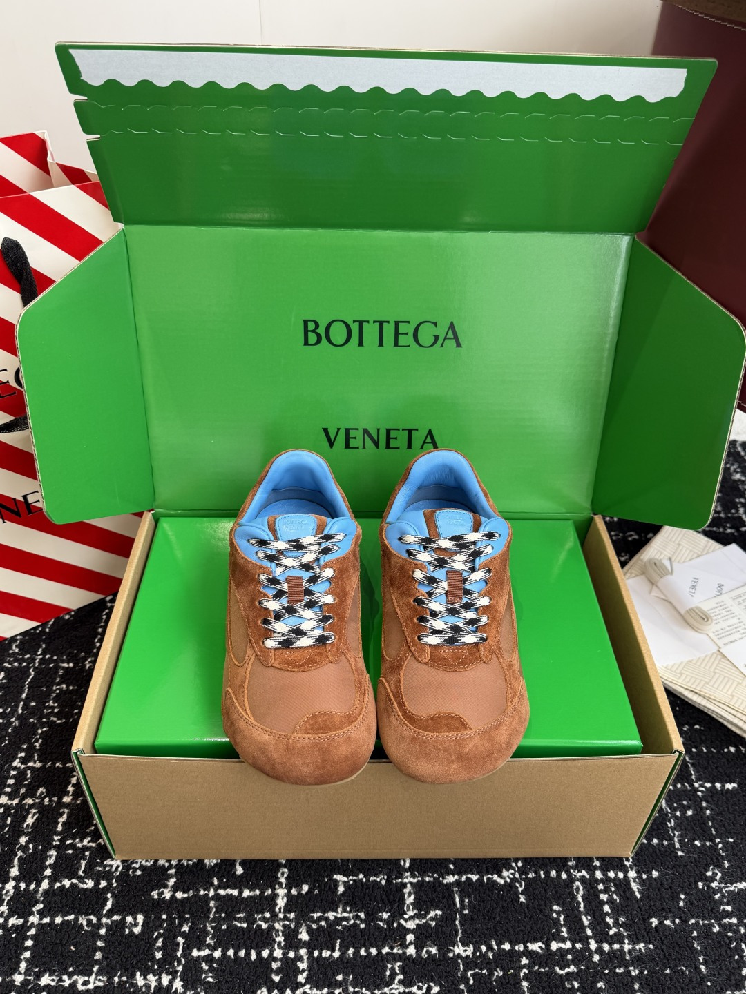 NO:626393,Purchasing grade silver, other colors, Bottega Veneta BV Bottega Veneta 25ss new couple model, Forrest Gump shoes, Dexun sneakers, made of Sneaker technology nylon and suede, inspired by retro sneakers, a new interpretation of classic sneakers, light, comfortable and breathable summer essentials. The soles are made of classic imported suede and the imported silver leather surface is full of texture!   Size female 35-40 (40 is custom-made and non-returnable) Male 39-45 (45 is custom-made and non-refundable), casual shoes/sports shoes,bottega veneta,bottega veneta,bottega veneta,sneakers,chamois leather19860909代购级银色 其它色 Bottega Veneta BV葆蝶家 25ss新款 情侣款 阿甘鞋 德训运动鞋 Sneaker科技尼龙和绒面打造,灵感来自复古球鞋,全新演绎经典运动鞋,轻便、舒适、透气的夏季必备单品 鞋底采用经典的进口麂皮 进口银色皮面 满满的质感呈现！  Size女35-40（40订做不退换） 男39-45（45订做不退换）,休闲鞋/运动鞋,bottega veneta,bottega veneta,bottega veneta,sneakers,chamois leather,Women's Shoes