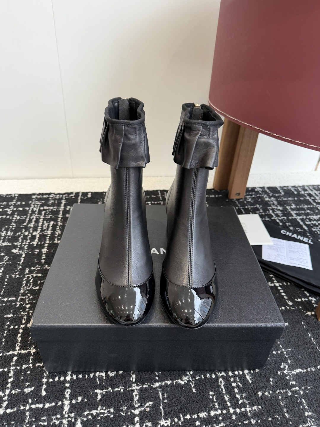 NO:626449,Purchasing agent Chanel Xiaoxiang 25ss new autumn and winter round toe short boots. This thick sole has a high export rate in European and American street photos. It is also very popular on Instagram. I adjusted the shoe last for a month. The overall smoothness of the lines remains consistent with the original version. It is really charming. I believe that women with taste will fall in love with it. The CHANE*L series will never disappoint. It is the weapon of the goddess... Fabric: imported sheepskin Lining: imported sheepskin Feet: imported cowhide  Outsole: Genuine leather outsole imported from Italy Size#35-41 (40 41 customized, non-refundable), boots, chanel, boots, cowhide, sheepskin, Leather soles19860909代购级 Chanel 小香 25ss 秋冬新款 圆头短靴 这款厚底在欧美街拍中出境率超高,ins也是火了一把,调鞋楦都调了一个月 整体线条流畅性保持跟原版一致,真的太有魅力了,我相信有品味的女人会看上它,CHANE*L系列一向不会令人失望,女神的利器…… 面料:进口羊皮 内里:进口羊皮 垫脚:进口牛皮 大底:意大利进口真皮大底 Size#35-41（40 41 订做不退换）,靴子,chanel,boots,cowhide,sheepskin,Leather soles,Women's Shoes