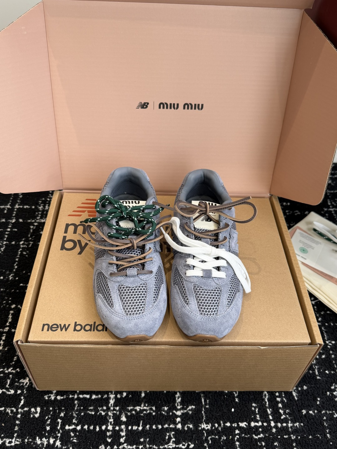 NO:626401,Dongguan purchasing agent grade (official website syncs with airplane box packaging) MIU MIUNEW BALANCE 530 Miu Miu New Balance joint SS 25 spring and summer series retro sports shoes. This model has been blown up on the Internet!  Super retro to the heart, it uses a two-color shoelace style to present the trend elements of the new season - proper 'grubby' means a casual and fashionable attitude. The marks of washing, wear, suede and leather exaggerately express the passage of time, conveying the concept of past use and love at the moment, multiple collisions, and conveying modern style!  Upper: Polished cowhide Shoelaces: Double shoelace design Spare shoelaces Outsole: Original molded outsole Size#35-40 (40 is custom-made and non-refundable), casual shoes/sports shoes, miumiu, sneakers, cowhide, chamois leather19860909东莞代购级（官网同步飞机盒包装） MIU MIUNEW BALANCE 530 缪缪 纽巴伦联名ss 25 春夏系列复古 运动鞋 网上已经吹爆了这个款！超级 复古到心里了吧 以双色鞋带样式呈现新季的潮流要素-适当“邋遢”就是随性而为的时髦态度,洗涤、磨损、麂皮与皮革的印记 夸张地表达时光的流逝,传递曾经使用与此刻挚爱的概念,多元对撞,传达现代风格！ 鞋面:擦色牛皮 鞋带:双鞋带设计 备用鞋带 大底:原版开模大底 Size#35-40（40 订做不退换）,休闲鞋/运动鞋,miumiu,sneakers,cowhide,chamois leather,Women's Shoes