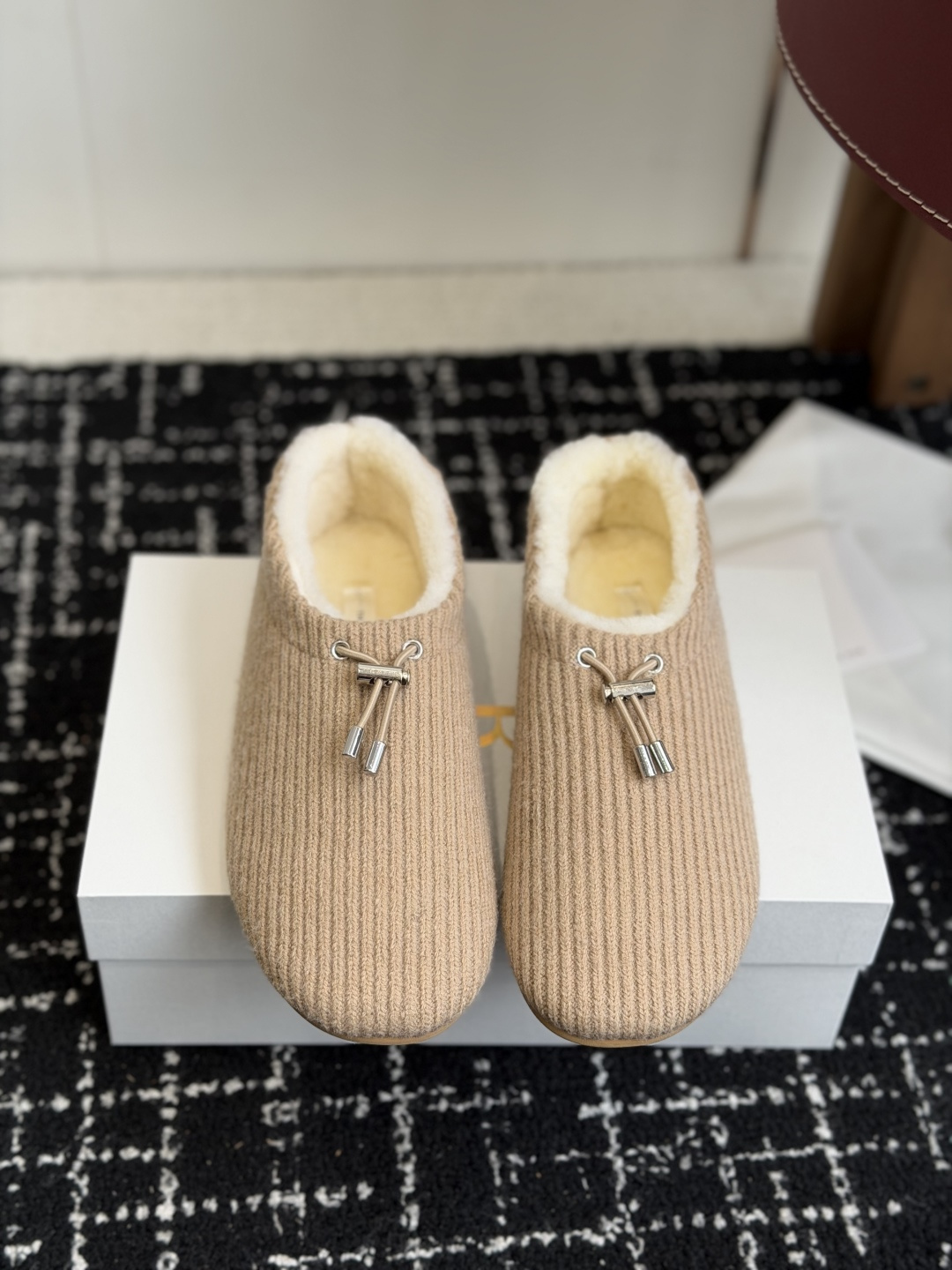 NO:626457,Dongguan purchasing agent Therow's new wool bun shoes and loafers are simply the most beautiful women's shoes of the year. They exude French elegance as soon as you put them on. They are high-end and fashionable. They are both salty and sweet. They are full of literary style and full of temperament!  Good-looking and easy to wear, they are simply a classic of Fengmo around the world, especially the soft and delicate crocodile pattern cow suede fabric, which immediately makes these ballet shoes unique and the texture is super great!  The design of the toe is simply perfect, with just the right curvature, soft and elastic, and the overall look is both majestic and fashionable. The simple upper design cleverly incorporates fashionable elements, and the strap design is extremely considerate. Whether you have wide feet, fat feet, or thin feet, you can easily wear them beautifully. The shoe design is simple yet delicate, making people fall in love with it at first sight!  The overall lines are smooth and natural, with no unnecessary decoration, but it reveals a different kind of sophistication, and its texture is really light and thin, making it feel effortless to wear on the feet. The lace design not only adds a British retro atmosphere, but also greatly improves the stability and comfort of the shoes. You can freely adjust the tightness of the laces according to your foot shape, and there is no need to worry about pressing the instep!  The inner pads are all made of imported lamb wool, which is thick, warm and comfortable. The imported abrasive outsole is high-end and textured. It’s really a good thing but it comes at a high price. Only top-tier luxury brands use this material!  It is low-key and luxurious, adding a sense of luxury to your overall look. Fabric imported fabric lining/foot pads imported lamb wool Outsole: wear-resistant and non-slip rubber mold outsole Size35-40 (40 non-refundable), snow boots, loafers, boots19860909东莞代购级 Therow新款羊毛包子鞋 乐福鞋 简直就是本年度最美丽的女鞋嘛,一穿上就散发出法式优雅的气质,高级又时髦,简直是可盐可甜,文艺范儿十足,气质爆棚！ 好看又好穿,简直就是风魔全球的经典之作,特别是那柔软细腻的鳄鱼纹牛反毛皮面料,让这款芭蕾舞鞋立马变得与众不同,质感超级棒！ 鞋头的设计简直是完美无缺,弧度恰到好处,柔软而有弹性,整体看起来既大气又不失时尚感,简约的鞋面设计巧妙地融入了时髦元素,带条设计更是贴心至极,无论你是宽脚、胖脚还是瘦脚都能轻松穿出美感. 鞋子的鞋型设计简约而不失秀气,让人一眼就爱上！整体线条流畅自然,没有多余的装饰,却透露出一种别样的精致感,而且它的质感真的很轻薄,穿在脚上仿佛没有负担,让人倍感轻松. 系带设计不仅增加了英伦复古气息,还大大提升了鞋子的稳固性和舒适度.你可以根据自己的脚型自由调节系带松紧度,完全没有压脚背的烦恼！ 内裡垫脚均采用进口羊羔毛厚实保暖又舒适 进口磨具大底高档有质感,真的是好东西自然价格不菲.只有一线大牌奢侈品才会用到这种材料呢！它低调而奢华,为你的整体造型增添了几分高级感. 面料进口布料 内里/垫脚进口羊羔毛 大底:耐磨防滑橡胶模具大底 Size35-40 (40不退换),雪地靴,loafers,boots,Women's Shoes