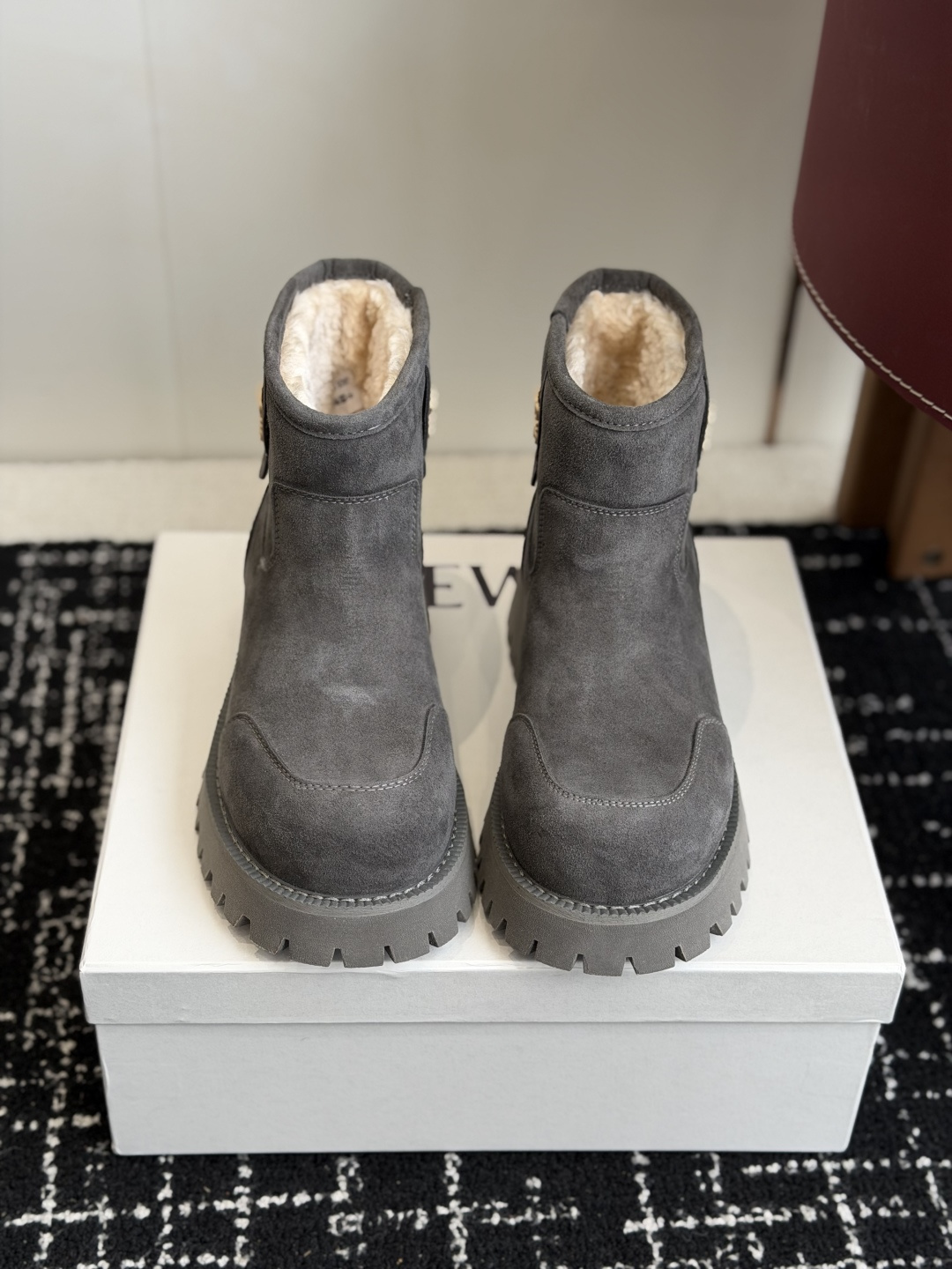 NO:626465,Purchasing agent LOEWE 25ss autumn and winter Loewe also has its own snow boots!  Loewe's fur integrated boots, I said they can keep warm and are so light and soft. They can only be Loewe's, right? They are made of sheepskin and fur. Under the craftsmanship of a century-old handicraft workshop, they are light and soft, very light and very soft. The outer surface is made of nubuck, which has the texture of suede, but is very durable!  !  !  Who can refuse such a pair of boots that are warm, light and soft. Purchasing authentic products and developing perfect replicas. The designer launches to explore the concept of originality and appropriation in the fashion industry. Inheritance and classics come from Loewe. It can only be said that the feet feel incomparable and warm. You can only understand it the moment you put it on. The fabric is original lamb fur and fur (cold protection and warmth). The outsole is original open-molded non-slip sole. Size#35-41 (40  41 Custom-made (non-refundable), snow boots, loewe, loewe, boots, sheepskin, chamois leather19860909代购级 LOEWE 25ss 秋冬 罗意威 也有自己的雪地靴了！ 罗意威皮毛一体靴俺就说能保暖还能这么轻这么软乎的靴子也只能是罗意威了吧羊皮毛一体的材质 在百年手工坊的工艺下,轻盈柔软,非常轻非常软糯 外面做的正绒面工艺,有麂皮的质感的同时,但非常的经久耐用！！！ C这么一双又保暖、又轻盈又软平的靴子谁能拒绝. 正品购入开发 完美复刻 设计师推出探索时尚界对于原创与挪用的概念 传承与经典来自 Loewe 只能说脚感无敌保暖只有穿上的那一刻才懂 面料原版羊羔毛皮毛一体（防寒保暖） 大底原版开模防滑鞋底 Size#35-41（40 41订做不退换）,雪地靴,loewe,loewe,boots,sheepskin,chamois leather,Women's Shoes