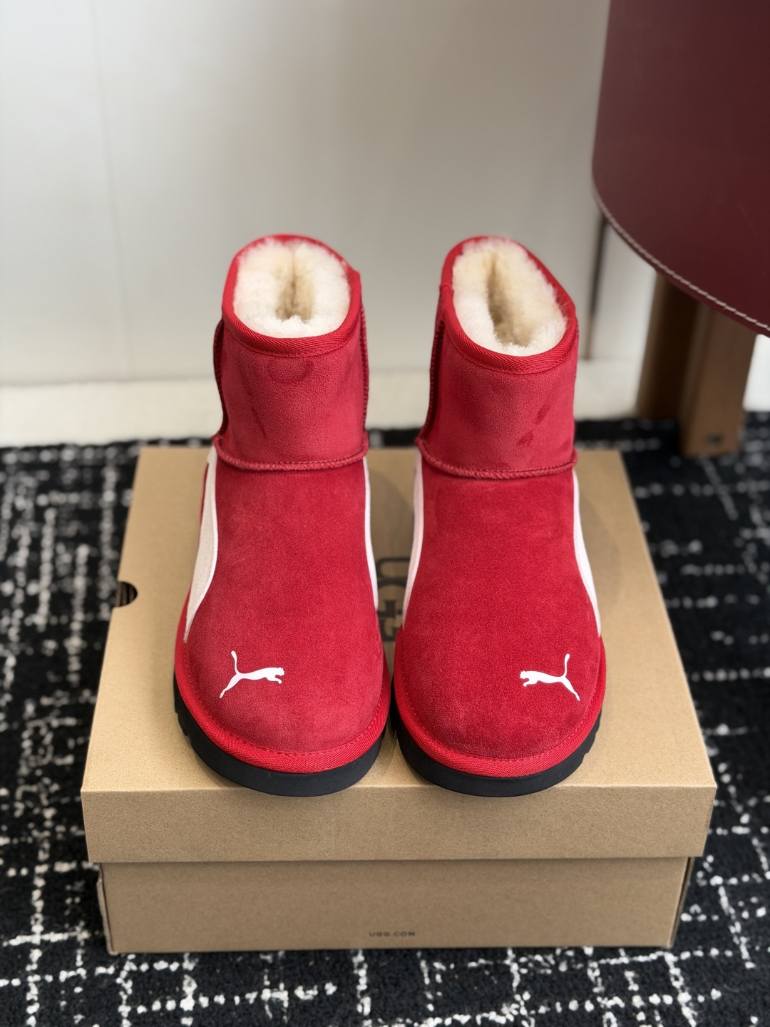 NO:626392,Purchasing-grade UGG joint Puma 25ss autumn and winter warm belt snow boots. The upper is made of suede and is filled with wool to achieve a combination of warmth and texture. The mid-calf boot shape is equipped with a side buckle design, which not only enhances the fashion sense of the style, but also adjusts the shape of the boot according to the dressing needs, such as folding to change the style. The thick sole design has a heightening effect, suitable for winter cold-resistant scenes, and can be adapted to various styles such as casual and street. UGG  Famous for its sheepskin integrated snow boots, this type of buckle style is an extension of the brand's classic product line. It not only retains the core gene of 'warmth and comfort', but also enhances the fashion attributes through details such as metal buckles. It is often the matching choice of stars and fashionistas in autumn and winter. The upper is cow suede and the lining is imported wool from New Zealand. The outsole is a combination of rubber and outsole. Size 35-40 (custom-made for 40, non-refundable), snow boots, boots, sheepskin19860909代购级 UGG 联名 Puma 25ss 秋冬保暖带 雪地靴 鞋面采用翻毛皮材质,内里填充羊毛,实现保暖与质感的结合.中筒靴型搭配侧边扣带设计,既提升了造型的时尚感,又可根据穿搭需求调节靴筒形态,如翻折变换风格.厚底设计兼具增高效果,适合冬季抗寒场景,能适配休闲、街头等多种穿搭风格. UGG 以羊皮毛一体雪地靴闻名,此类带扣款式属于品牌经典产品线的延伸,既保留了“温暖舒适”的核心基因,又通过金属扣等细节增强时尚属性,常成为秋冬季节明星、潮流达人的搭配选择. 鞋面牛反绒 内里新西兰进口羊毛 大底橡胶组合大底 Size35-40（40订做不退换）,雪地靴,boots,sheepskin,Women's Shoes