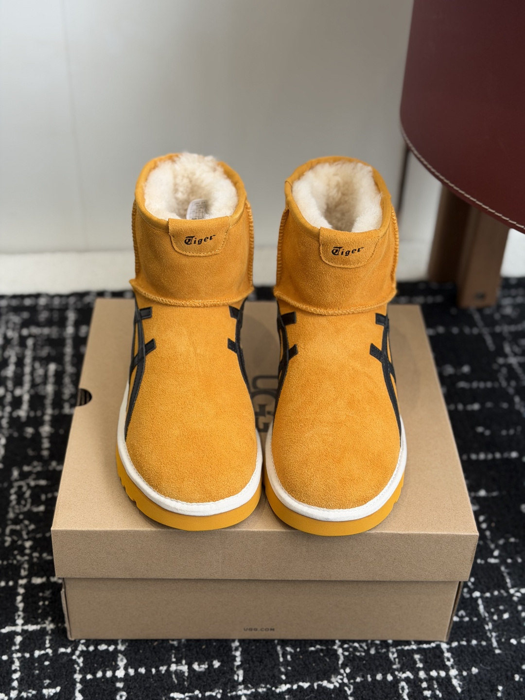 NO:626399,Purchasing-grade UGG co-branded Tiger 25ss autumn and winter warm belt snow boots. The upper is made of suede leather and is filled with wool inside to achieve a combination of warmth and texture. The mid-calf boot shape is equipped with a side buckle design, which not only enhances the fashion sense of the style, but also adjusts the shape of the boot according to the dressing needs, such as folding to change the style. The thick sole design has a heightening effect, suitable for winter cold-resistant scenes, and can be adapted to various styles such as casual and street. UGG  Famous for its sheepskin integrated snow boots, this type of buckle style is an extension of the brand's classic product line. It not only retains the core gene of 'warmth and comfort', but also enhances the fashion attributes through details such as metal buckles. It is often the matching choice of stars and fashionistas in autumn and winter. The upper is cow suede and the lining is imported wool from New Zealand. The outsole is a combination of rubber and outsole. Size 35-40 (custom-made for 40, non-refundable), snow boots, boots, sheepskin19860909代购级 UGG 联名 Tiger 25ss 秋冬保暖带 雪地靴 鞋面采用翻毛皮材质,内里填充羊毛,实现保暖与质感的结合.中筒靴型搭配侧边扣带设计,既提升了造型的时尚感,又可根据穿搭需求调节靴筒形态,如翻折变换风格.厚底设计兼具增高效果,适合冬季抗寒场景,能适配休闲、街头等多种穿搭风格. UGG 以羊皮毛一体雪地靴闻名,此类带扣款式属于品牌经典产品线的延伸,既保留了“温暖舒适”的核心基因,又通过金属扣等细节增强时尚属性,常成为秋冬季节明星、潮流达人的搭配选择. 鞋面牛反绒 内里新西兰进口羊毛 大底橡胶组合大底 Size35-40（40订做不退换）,雪地靴,boots,sheepskin,Women's Shoes