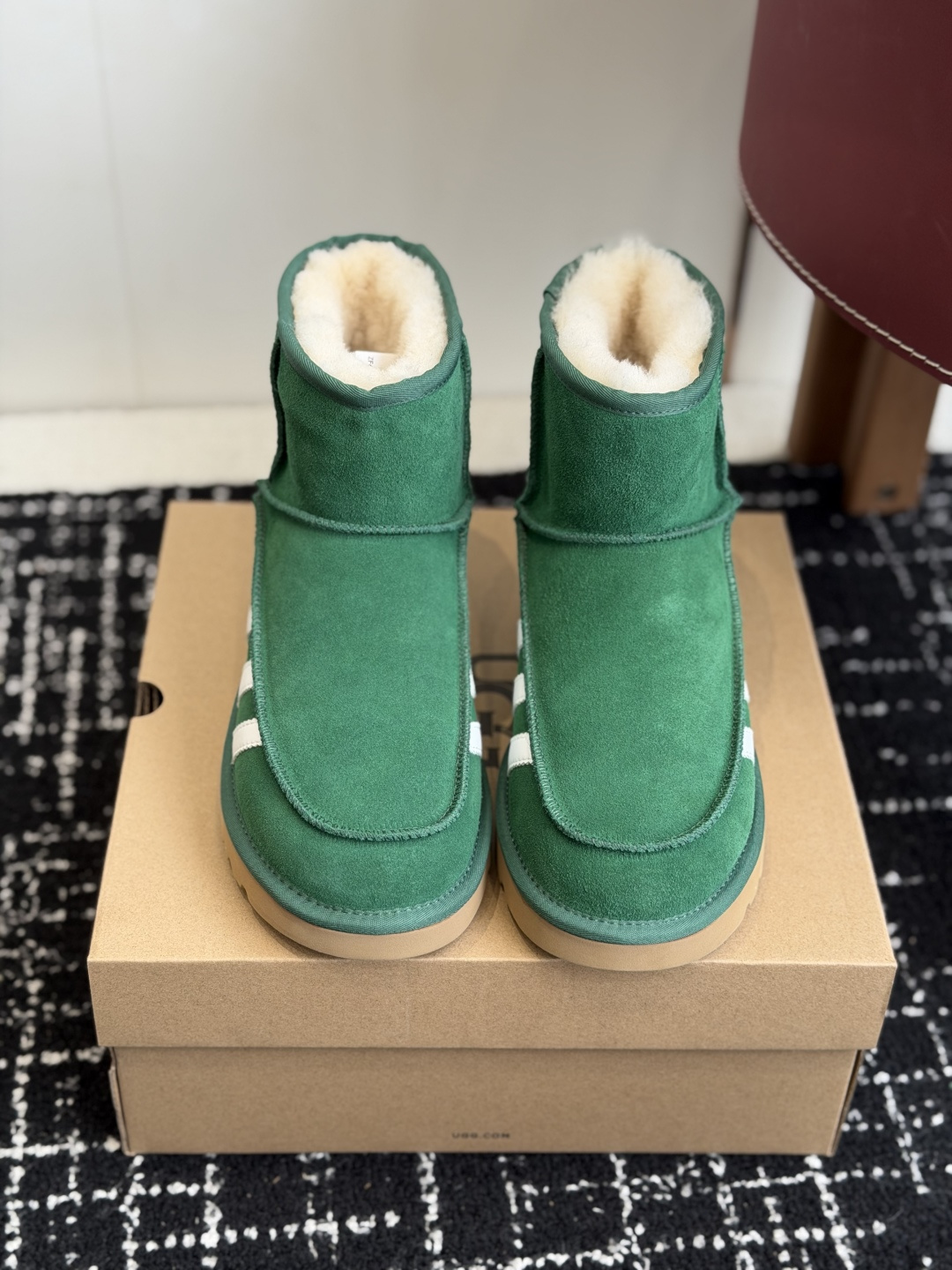 NO:626422,Purchasing-grade UGG joint adidas 25ss autumn and winter warm belt snow boots. The upper is made of suede leather and is filled with wool inside to achieve a combination of warmth and texture. The mid-calf boot shape is equipped with a side buckle design, which not only enhances the fashion sense of the style, but also adjusts the shape of the boot according to the dressing needs, such as folding to change the style. The thick sole design has a heightening effect, suitable for winter cold-resistant scenes, and can be adapted to various styles such as casual and street. UGG  Famous for its sheepskin integrated snow boots, this type of buckle style is an extension of the brand's classic product line. It not only retains the core gene of 'warmth and comfort', but also enhances the fashion attributes through details such as metal buckles. It is often a matching choice for stars and fashionistas in autumn and winter. The upper is cow suede and the lining is imported wool from New Zealand. The outsole is a combination of rubber and outsole. Size 35-40 (custom-made for 40, non-returnable), snow boots, adidas, boots, sheepskin19860909代购级 UGG 联名 adidas 25ss 秋冬保暖带 雪地靴 鞋面采用翻毛皮材质,内里填充羊毛,实现保暖与质感的结合.中筒靴型搭配侧边扣带设计,既提升了造型的时尚感,又可根据穿搭需求调节靴筒形态,如翻折变换风格.厚底设计兼具增高效果,适合冬季抗寒场景,能适配休闲、街头等多种穿搭风格. UGG 以羊皮毛一体雪地靴闻名,此类带扣款式属于品牌经典产品线的延伸,既保留了“温暖舒适”的核心基因,又通过金属扣等细节增强时尚属性,常成为秋冬季节明星、潮流达人的搭配选择. 鞋面牛反绒 内里新西兰进口羊毛 大底橡胶组合大底 Size35-40（40订做不退换）,雪地靴,adidas,boots,sheepskin,Women's Shoes