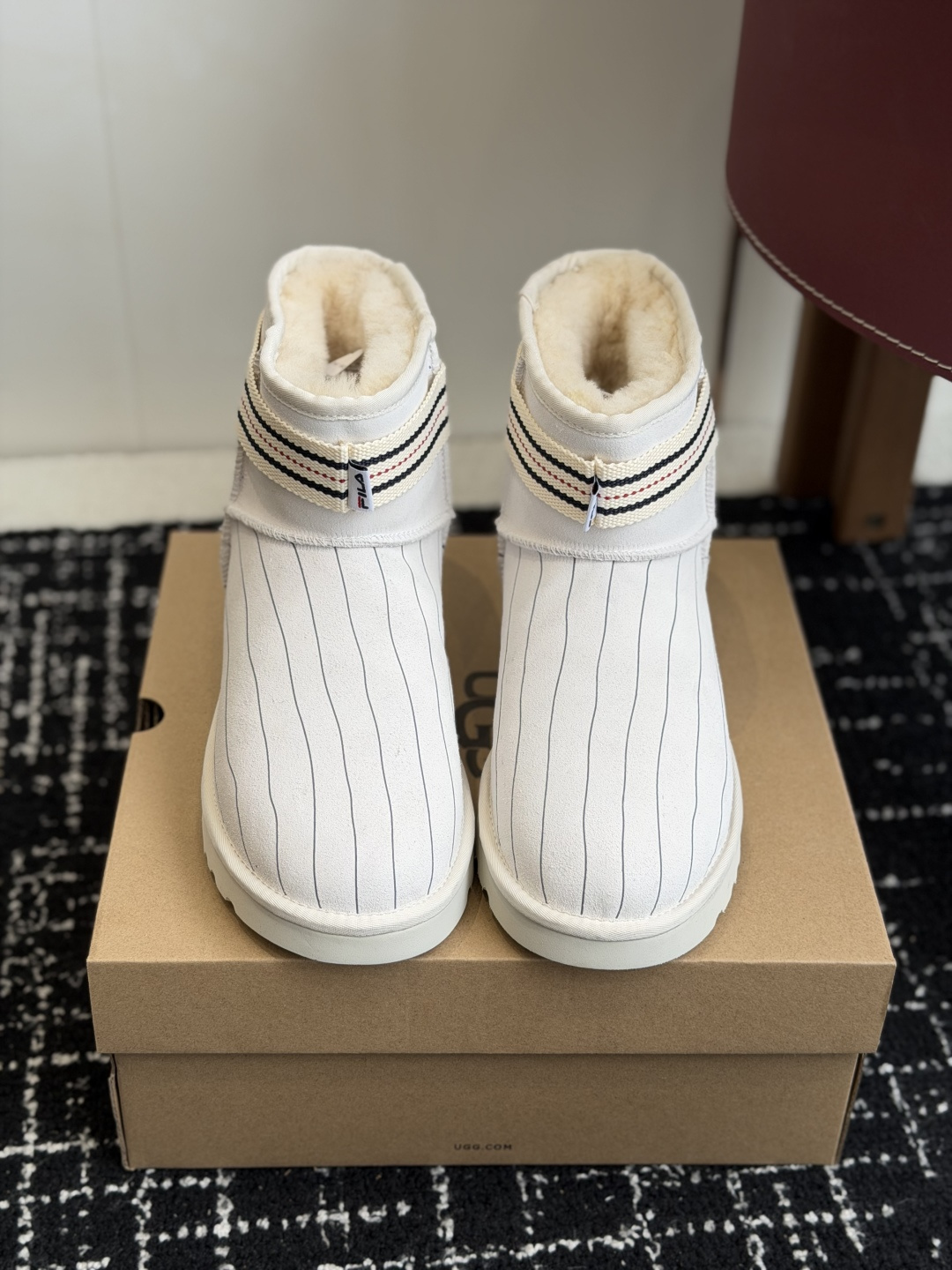 NO:626440,Purchasing-grade UGG co-branded FILA 25ss autumn and winter warm belt snow boots. The upper is made of suede and is filled with wool to achieve a combination of warmth and texture. The mid-calf boot shape is equipped with a side buckle design, which not only enhances the fashion sense of the style, but also adjusts the shape of the boot according to the dressing needs, such as folding to change the style. The thick sole design has a heightening effect, suitable for winter cold-resistant scenes, and can be adapted to various styles such as casual and street. UGG  Famous for its sheepskin integrated snow boots, this type of buckle style is an extension of the brand's classic product line. It not only retains the core gene of 'warmth and comfort', but also enhances the fashion attributes through details such as metal buckles. It is often the matching choice of stars and fashionistas in autumn and winter. The upper is cow suede and the lining is imported wool from New Zealand. The outsole is a combination of rubber and outsole. Size 35-40 (custom-made for 40, non-refundable), snow boots, boots, sheepskin19860909代购级 UGG 联名 FILA 25ss 秋冬保暖带 雪地靴 鞋面采用翻毛皮材质,内里填充羊毛,实现保暖与质感的结合.中筒靴型搭配侧边扣带设计,既提升了造型的时尚感,又可根据穿搭需求调节靴筒形态,如翻折变换风格.厚底设计兼具增高效果,适合冬季抗寒场景,能适配休闲、街头等多种穿搭风格. UGG 以羊皮毛一体雪地靴闻名,此类带扣款式属于品牌经典产品线的延伸,既保留了“温暖舒适”的核心基因,又通过金属扣等细节增强时尚属性,常成为秋冬季节明星、潮流达人的搭配选择. 鞋面牛反绒 内里新西兰进口羊毛 大底橡胶组合大底 Size35-40（40订做不退换）,雪地靴,boots,sheepskin,Women's Shoes