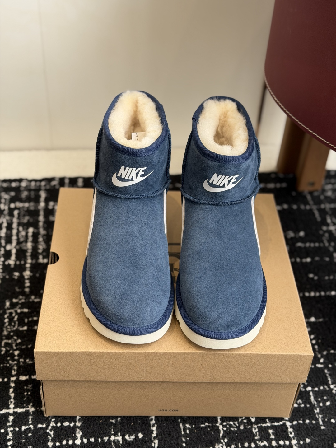 NO:626408,Purchasing-grade UGG joint Nike 25ss autumn and winter warm belt snow boots. The upper is made of suede leather and is filled with wool inside to achieve a combination of warmth and texture. The mid-calf boot shape is equipped with a side buckle design, which not only enhances the fashion sense of the shape, but also adjusts the shape of the boot according to the dressing needs, such as folding to change the style. The thick sole design has a heightening effect, suitable for winter cold-resistant scenes, and can be adapted to various styles such as casual and street. UGG  Famous for its sheepskin integrated snow boots, this type of buckle style is an extension of the brand's classic product line. It not only retains the core gene of 'warmth and comfort', but also enhances the fashion attributes through details such as metal buckles. It is often the matching choice of stars and fashionistas in autumn and winter. The upper is cow suede and the lining is imported wool from New Zealand. The outsole is a combination of rubber and outsole. Size 35-40 (custom-made for 40, non-refundable), snow boots, boots, sheepskin19860909代购级 UGG 联名 Nike 25ss 秋冬保暖带 雪地靴 鞋面采用翻毛皮材质,内里填充羊毛,实现保暖与质感的结合.中筒靴型搭配侧边扣带设计,既提升了造型的时尚感,又可根据穿搭需求调节靴筒形态,如翻折变换风格.厚底设计兼具增高效果,适合冬季抗寒场景,能适配休闲、街头等多种穿搭风格. UGG 以羊皮毛一体雪地靴闻名,此类带扣款式属于品牌经典产品线的延伸,既保留了“温暖舒适”的核心基因,又通过金属扣等细节增强时尚属性,常成为秋冬季节明星、潮流达人的搭配选择. 鞋面牛反绒 内里新西兰进口羊毛 大底橡胶组合大底 Size35-40（40订做不退换）,雪地靴,boots,sheepskin,Women's Shoes