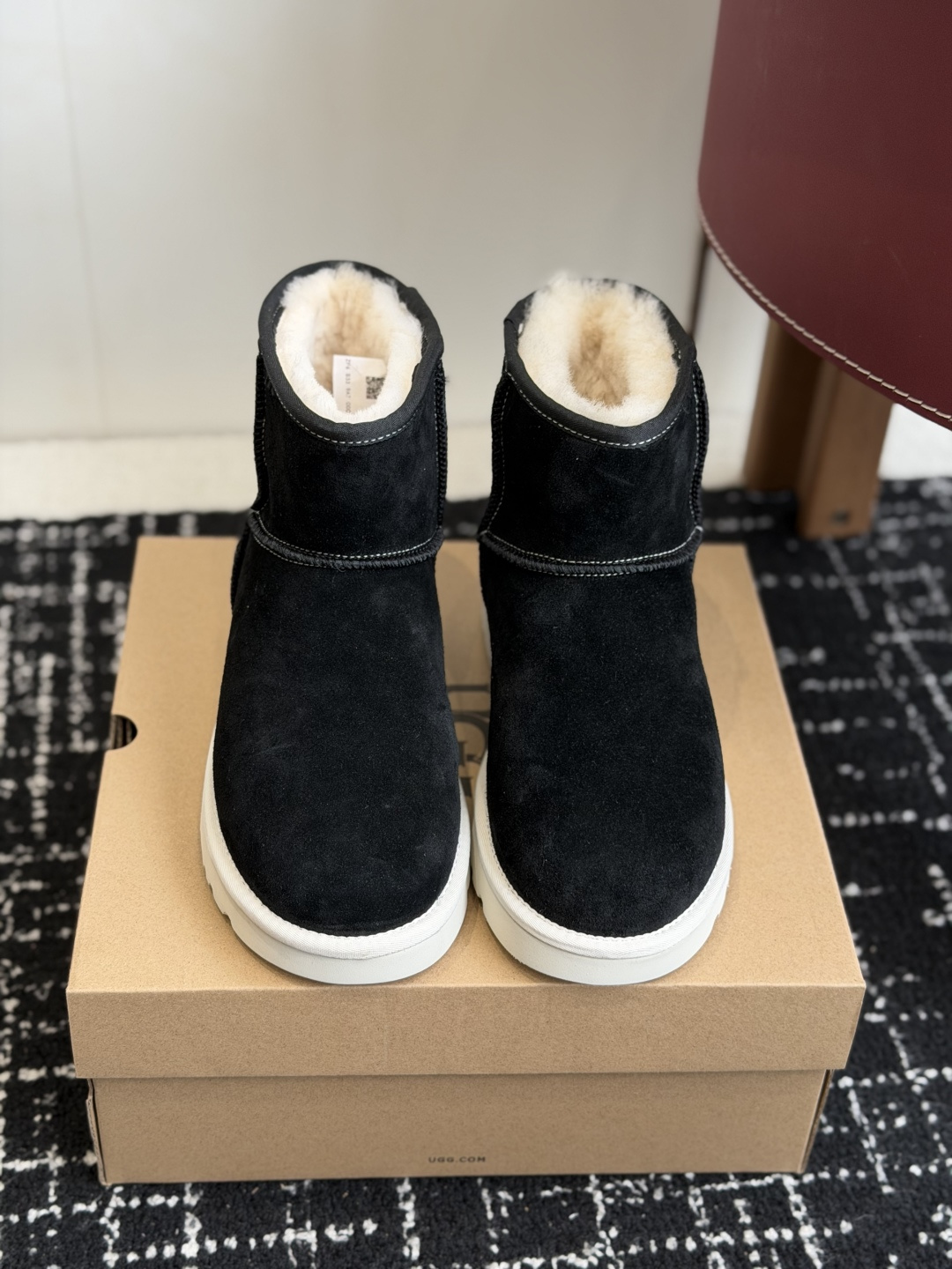 NO:626432,Purchasing-grade UGG co-branded Converse 25ss autumn and winter warm belt snow boots. The upper is made of suede material and is filled with wool inside to achieve a combination of warmth and texture. The mid-calf boot shape is equipped with a side buckle design, which not only enhances the fashion sense of the shape, but also adjusts the shape of the boot according to the wearing needs, such as folding to change the style. The thick sole design has a heightening effect, suitable for winter cold-resistant scenes, and can be adapted to various styles such as casual and street. UGG  Famous for its sheepskin integrated snow boots, this type of buckle style is an extension of the brand's classic product line. It not only retains the core gene of 'warmth and comfort', but also enhances the fashion attributes through details such as metal buckles. It is often the matching choice of celebrities and fashionistas in autumn and winter. Upper cow suede, lining imported from New Zealand wool, outsole rubber combination outsole Size 35-40 (40 custom made, non-refundable), snow boots, converse, boots, sheepskin19860909代购级 UGG 联名 匡威 25ss 秋冬保暖带 雪地靴 鞋面采用翻毛皮材质,内里填充羊毛,实现保暖与质感的结合.中筒靴型搭配侧边扣带设计,既提升了造型的时尚感,又可根据穿搭需求调节靴筒形态,如翻折变换风格.厚底设计兼具增高效果,适合冬季抗寒场景,能适配休闲、街头等多种穿搭风格. UGG 以羊皮毛一体雪地靴闻名,此类带扣款式属于品牌经典产品线的延伸,既保留了“温暖舒适”的核心基因,又通过金属扣等细节增强时尚属性,常成为秋冬季节明星、潮流达人的搭配选择. 鞋面牛反绒 内里新西兰进口羊毛 大底橡胶组合大底 Size35-40（40订做不退换）,雪地靴,converse,boots,sheepskin,Women's Shoes