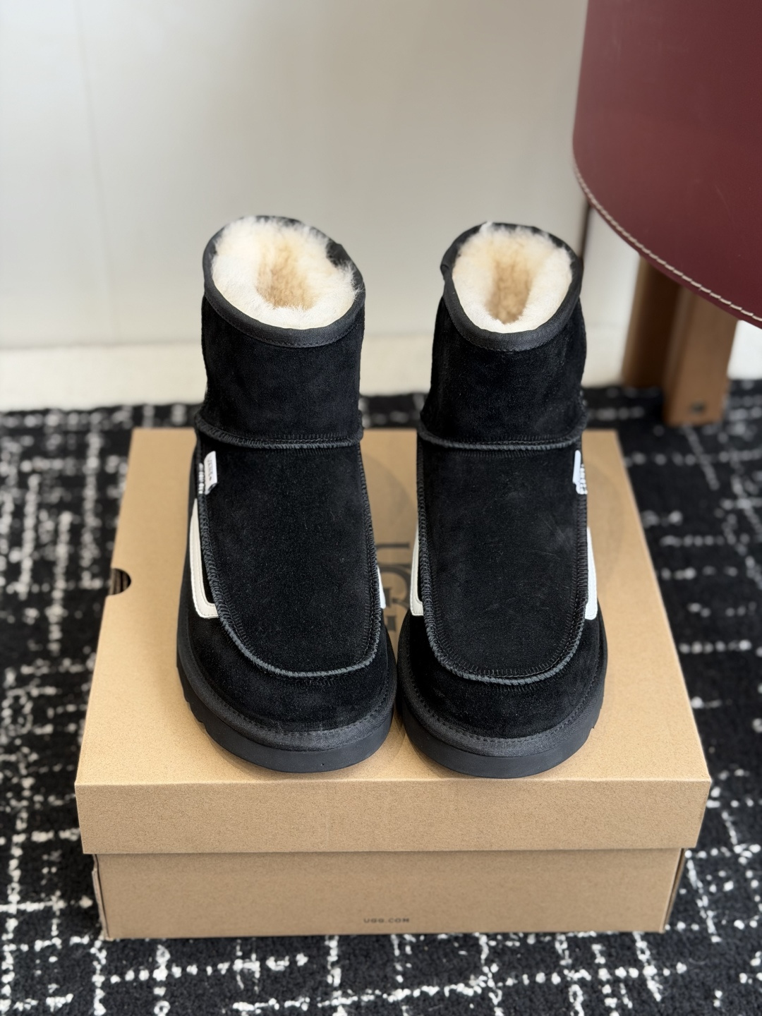 NO:626415,Purchasing-grade UGG joint Vans 25ss autumn and winter warm belt snow boots. The upper is made of suede and is filled with wool to achieve a combination of warmth and texture. The mid-calf boot shape is equipped with a side buckle design, which not only enhances the fashion sense of the style, but also adjusts the shape of the boot according to the dressing needs, such as folding to change the style. The thick sole design has a heightening effect, suitable for winter cold-resistant scenes, and can be adapted to various styles such as casual and street. UGG  Famous for its sheepskin integrated snow boots, this type of buckle style is an extension of the brand's classic product line. It not only retains the core gene of 'warmth and comfort', but also enhances the fashion attributes through details such as metal buckles. It is often the matching choice of stars and fashionistas in autumn and winter. The upper is cow suede and the lining is imported wool from New Zealand. The outsole is a combination of rubber and outsole. Size 35-40 (custom-made for 40, non-refundable), snow boots, boots, sheepskin19860909代购级 UGG 联名 Vans 万斯25ss 秋冬保暖带 雪地靴 鞋面采用翻毛皮材质,内里填充羊毛,实现保暖与质感的结合.中筒靴型搭配侧边扣带设计,既提升了造型的时尚感,又可根据穿搭需求调节靴筒形态,如翻折变换风格.厚底设计兼具增高效果,适合冬季抗寒场景,能适配休闲、街头等多种穿搭风格. UGG 以羊皮毛一体雪地靴闻名,此类带扣款式属于品牌经典产品线的延伸,既保留了“温暖舒适”的核心基因,又通过金属扣等细节增强时尚属性,常成为秋冬季节明星、潮流达人的搭配选择. 鞋面牛反绒 内里新西兰进口羊毛 大底橡胶组合大底 Size35-40（40订做不退换）,雪地靴,boots,sheepskin,Women's Shoes