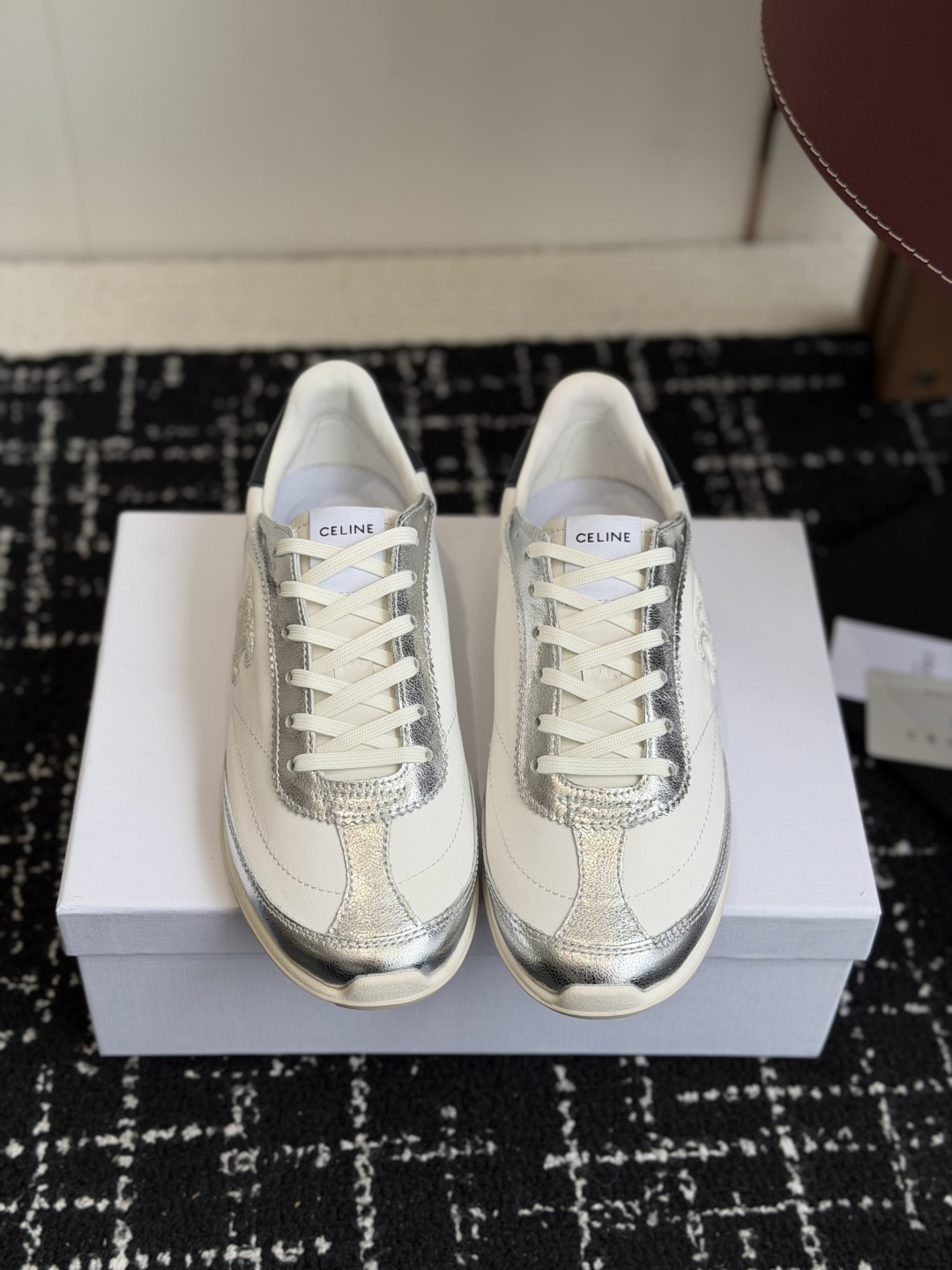 NO:626439,Purchasing agent Celine 25ss Celine's new casual shoes and moral sports shoes. Purchased and developed at RMB counter. A pair of shoes full of street feel, the latest big C design is very good. This shoe has its own unique design. The leather upper is very easy to take care of, unique and unique. The LOGO on the side and heel makes it simple and not out of tune. It is a perfect pair of white shoes~~ Imported suede upper, sheepskin lining, original TPU foam outsole  Size#35-41 (40 41 customized, non-returnable), casual shoes/sports shoes, celine, sneakers, sheepskin, chamois leather19860909代购级 Celine 25ss 思琳新款休闲鞋德训运动鞋 专柜RMB购入开发 充满街头感的一双鞋子,最新大C设计非常赞 这款鞋有它自己独特的设计 皮革鞋面非常好打理,独出心裁,别具一格,侧面与后跟的LOGO让他简单又不失调性,完美的一双小白鞋~~ 鞋面进口麂皮 羊皮内里 原版TPU发泡大底 Size#35-41（40 41定做不退换）,休闲鞋/运动鞋,celine,sneakers,sheepskin,chamois leather,Women's Shoes