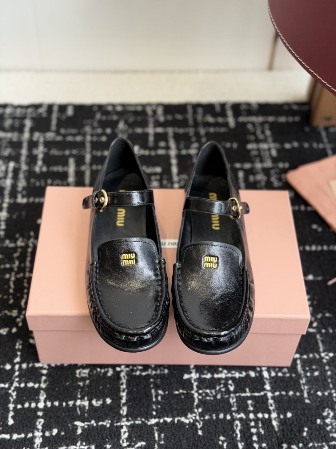 NO:626430,Purchasing agent spring and summer 26ssMiumiu Miu Miu retro Mary Jane shoes!  When the girly feel collides with the retro texture, this pair of shoes is the mood switch of the autumn and winter wardrobe, a daily versatile brand for sweet and cool girls. The 'MIU MIU' logo on the toe and the one-word buckle, the classic silhouette of the retro Mary Jane, hides the brand's unique girly feeling; the hand-made pleated stitching on the edge of the shoe brings relaxation into every step. The upper is imported sheepskin, the lining is sheepskin, and the outsole is rubber.  Size35-40 (40 is custom-made and non-refundable),Mary Jane,miumiu,mary jane,sheepskin19860909代购级 春夏26ssMiumiu 缪缪 复古玛丽珍鞋！ 当少女感碰撞复古肌理,这双鞋就是秋冬日衣橱的氛围开关,甜酷女孩的日常百搭牌.鞋头烫金“MIU MIU”标识+一字扣带,复古玛丽珍的经典轮廓里,藏着品牌独有的娇俏少女感；鞋边手工褶皱缝线,把松弛感揉进每一步. 鞋面进口羊皮 内里羊皮 大底橡胶大底 Size35-40（40定做不退换）,玛丽珍,miumiu,mary jane,sheepskin,Women's Shoes