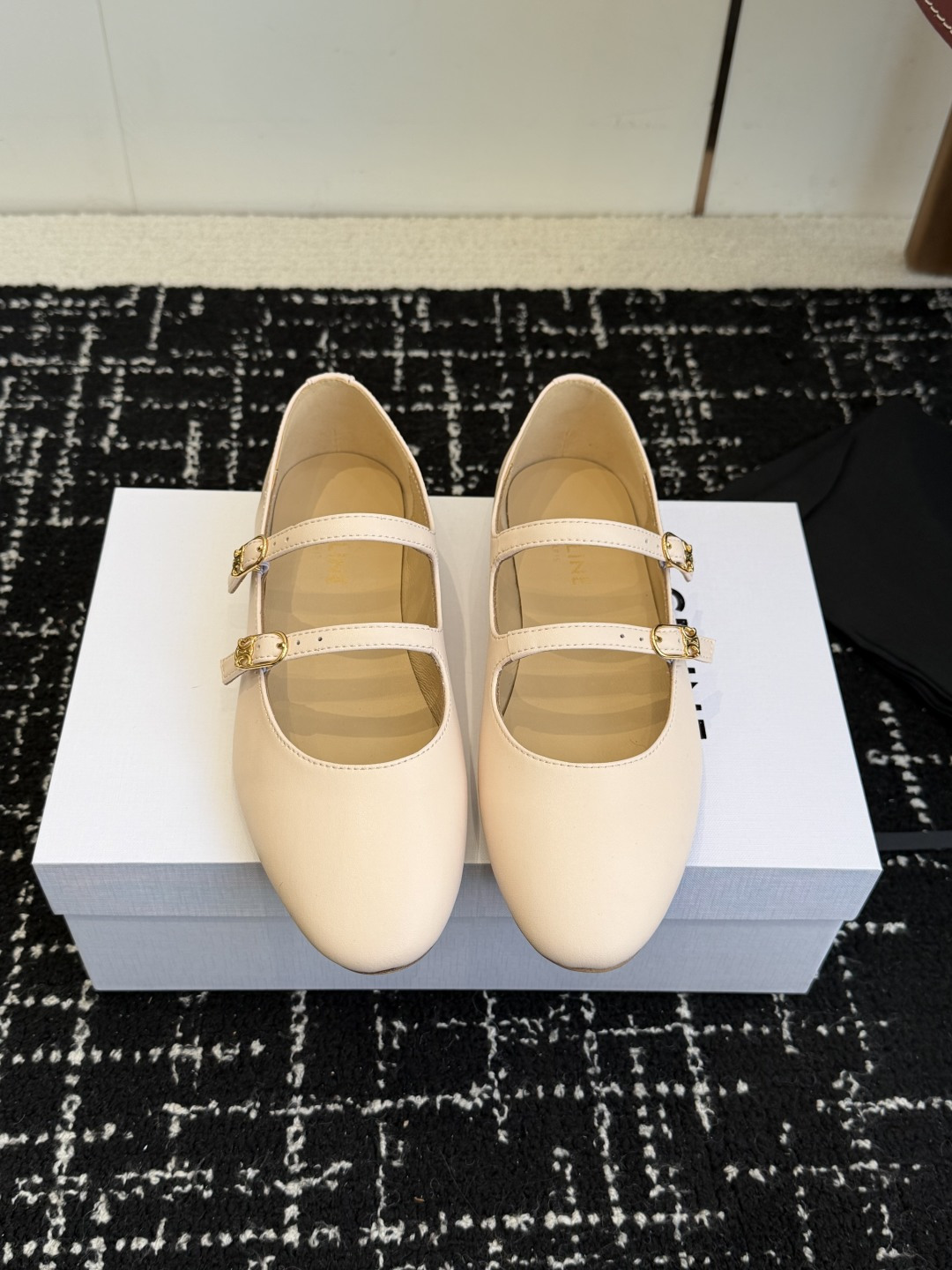 NO:626390,Purchasing agent CELINE 25ss super age-reducing girl model, a pair of overly beautiful Mary Jane shoes. It is easy to put on and take off. The soft leopard print fabric is extra fashionable. I want to use this shoe to eliminate the feeling of being too hard on the feet. Not all patent leather is hard, this one is very soft. Very retro small leather shoes. The upper feet are really slim and beautiful. The C family’s specific exquisite Arc de Triomphe logo is so beautiful. Original leopard print upper. Imported cowhide.  The texture is super good; the lining and feet are made of top-grade mixed sheepskin; Italian cowhide leather outsole Size#35-41 (40 41 custom-made, non-returnable), single shoes, celine, chanel, mary jane, cowhide, sheepskin, Leather soles19860909代购级 CELINE 25ss 超级减龄的少女款,一双过分美丽的玛丽珍鞋 穿脱很方便,柔软的豹纹面料加分时髦度,我要通过这款鞋消除在大家心里偏硬磨脚的芥蒂,并不是所有的漆皮都是偏硬的,这款就非常柔软. 非常复古的小皮鞋 上脚真的超级显瘦超级美 C家特定的精致凯旋门logo 好看到爆  鞋面原版豹纹鞋面 进口牛皮 质感超级好；内里及垫脚采用顶级混种羊皮；意大利牛皮真皮大底 Size#35-41（40 41订做不退换）,单鞋,celine,chanel,mary jane,cowhide,sheepskin,Leather soles,Women's Shoes