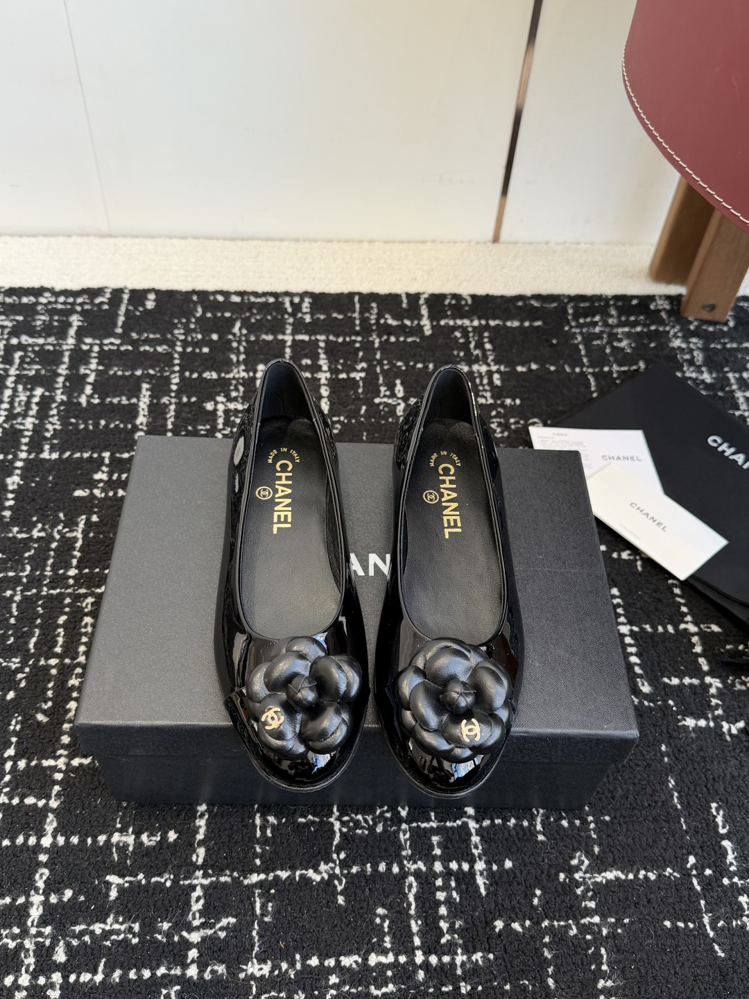 NO:626382,Purchasing-grade Chanel 25 classic camellia flats reappear!  Classic lambskin, incredibly gentle to the touch. The three-dimensional camellia flower on the upper is Chanel's everlasting elegance code. The ultimate deep black is the confidence that never goes out of style. The moment you put it on, you are 2.8 meters tall, but it is surprisingly light and comfortable, and you can walk around all day without any pressure. Commuting, dating, afternoon tea... It can always fit in perfectly. Size 35-41 (40 41 custom-made, non-returnable), single shoes, chanel, chanel, flats, sheepskin19860909代购级 Chanel25款香奈儿经典山茶花平底鞋再现！经典小羊皮,触感温柔得不像话.鞋面那朵立体山茶花,是 Chanel永不褪色的优雅密码 极致深邃的黑,是永不过时的底气.穿上瞬间气场两米八,却意外地轻盈舒适,暴走一整天也毫无压力.通勤、约会、下午茶… 它总能完美融入 Size35-41（40 41订做不退换）,单鞋,chanel,chanel,flats,sheepskin,Women's Shoes